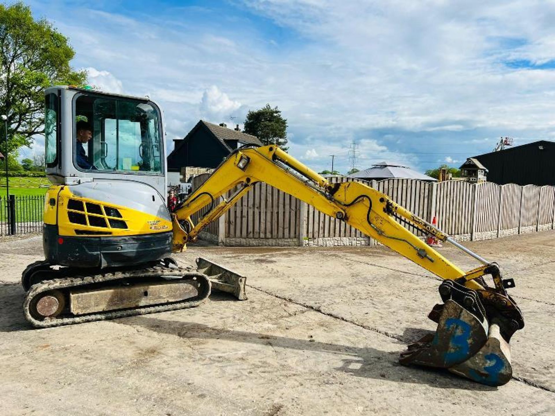 NEW HOLLAND E30-2C EXCAVATOR *ZERO SWING* C/W 3 X  - Image 2 of 11