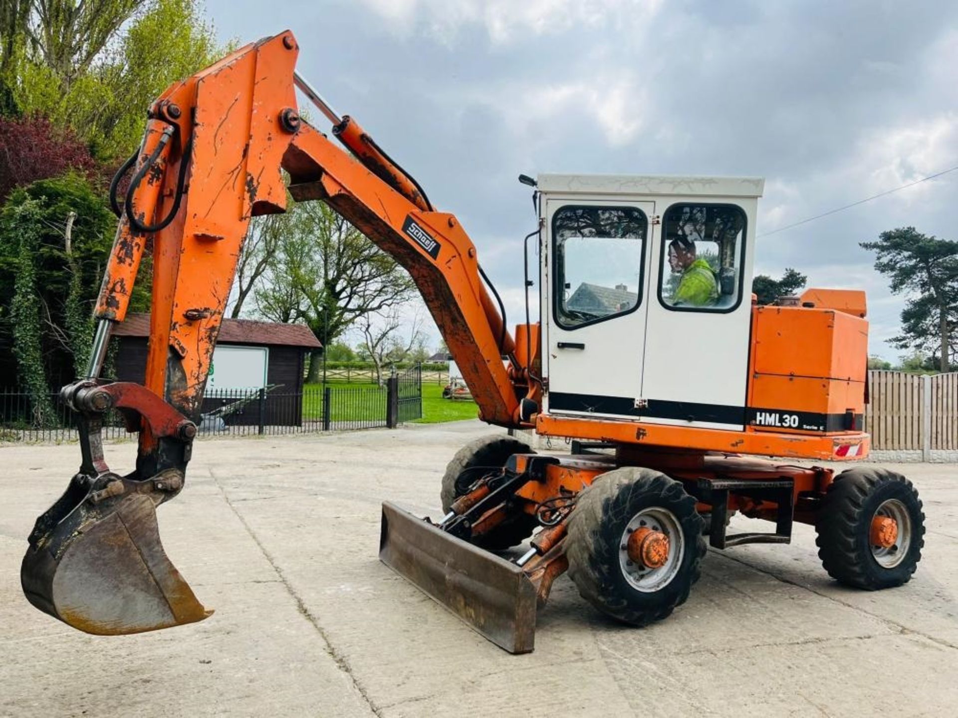 SCHAEFF HML30 4WD WHEELED EXCAVATOR C/W FRONT BLAD - Image 4 of 14