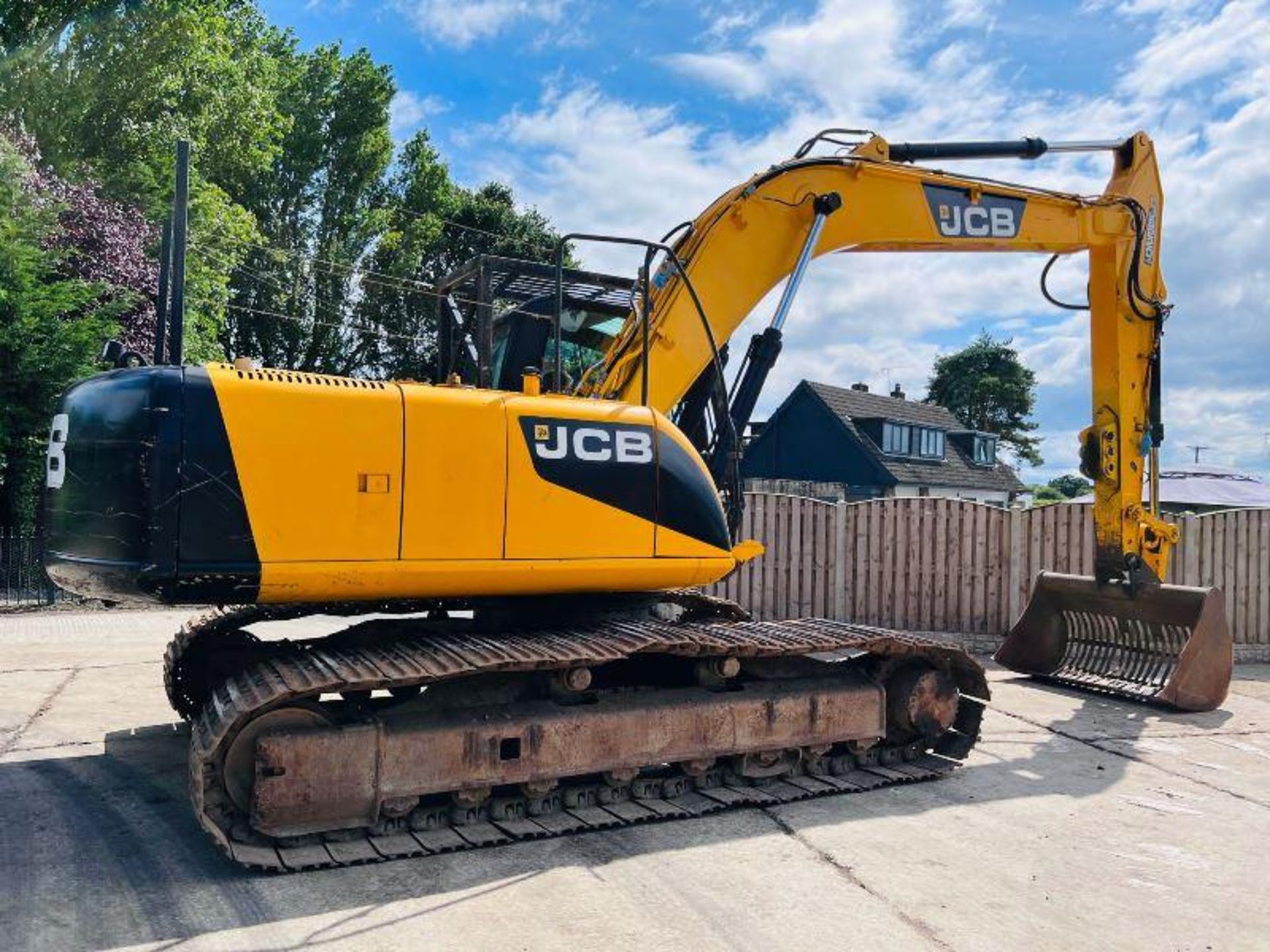 JCB JS220LC TRACKED EXCAVATOR *YEAR 2010* C/W BUCK - Image 2 of 18