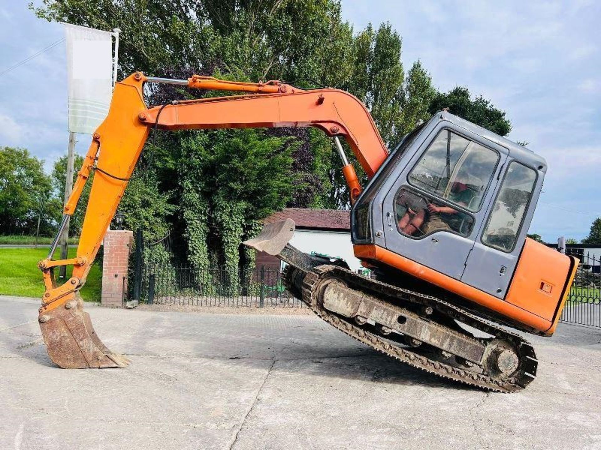 HITACHI EX60-3 TRACKED EXCAVATOR C/W BUCKET & BLAD - Image 5 of 16