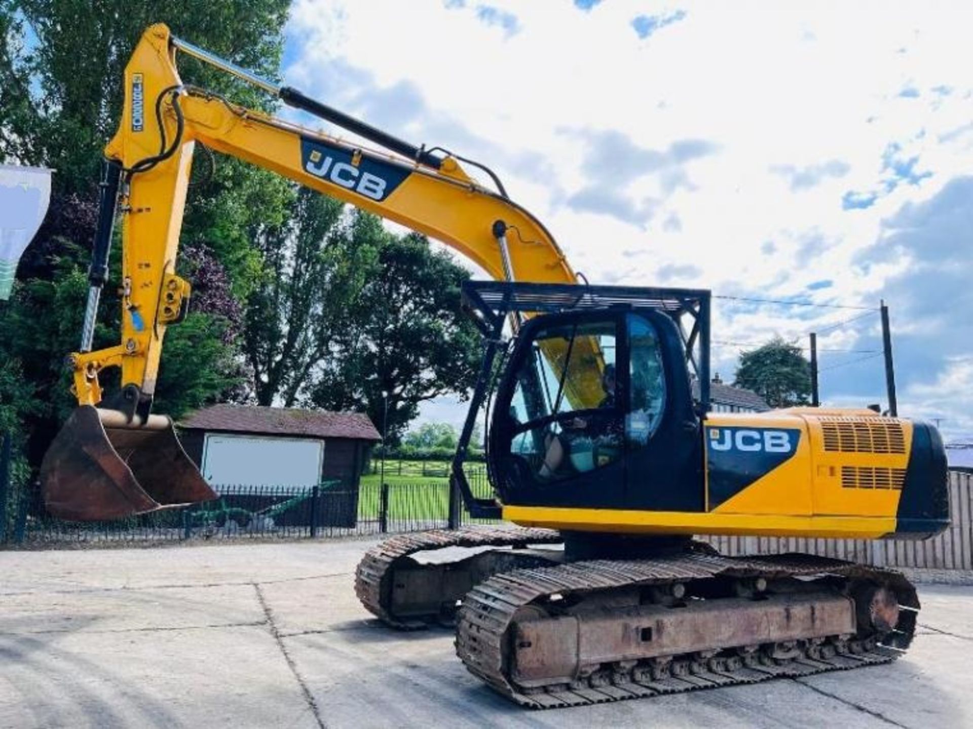 JCB JS220LC TRACKED EXCAVATOR *YEAR 2010* C/W BUCK