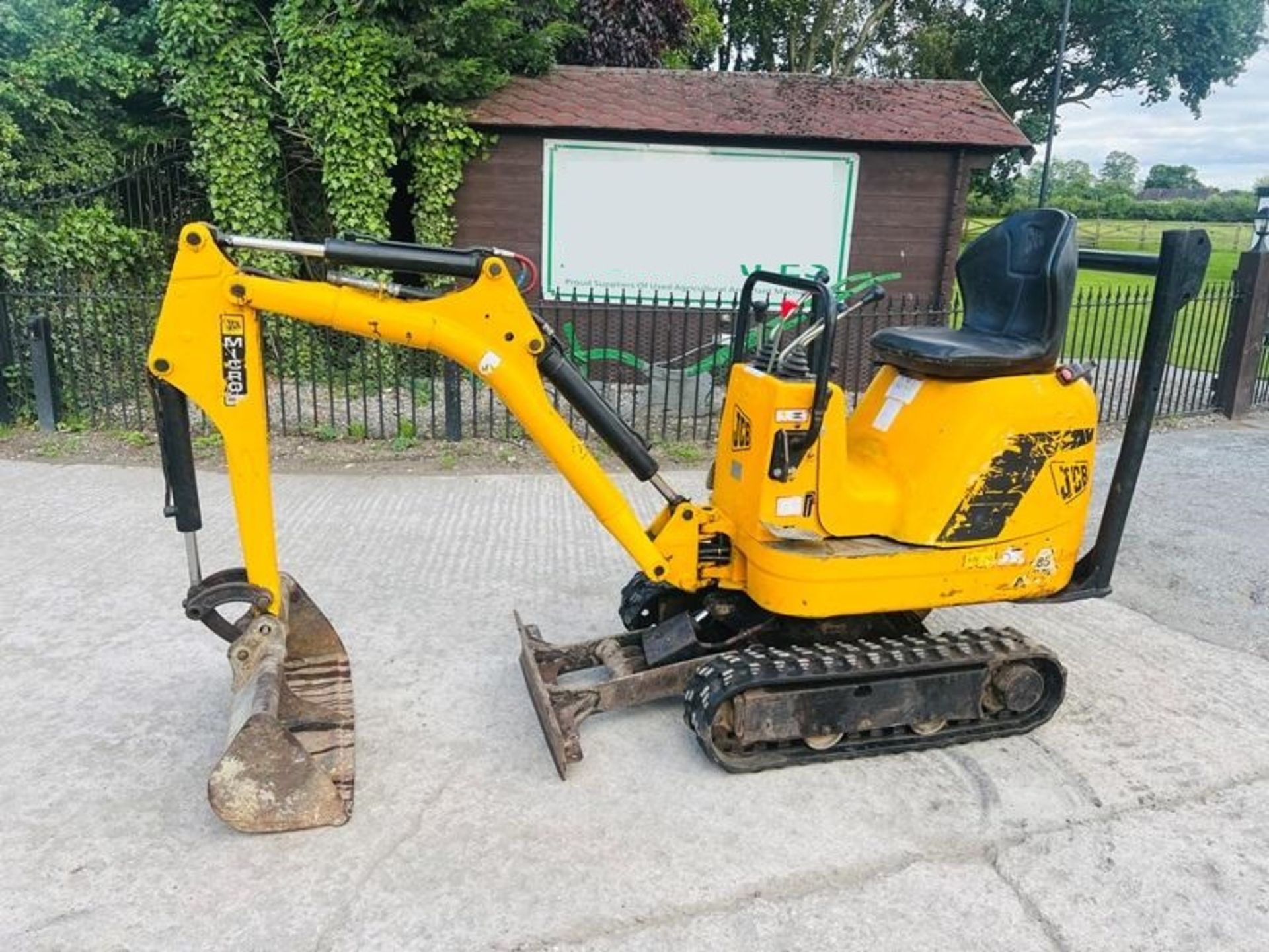 JCB MICRO DIGGER *2753 HOURS* C/W EXPANDING & RUBB