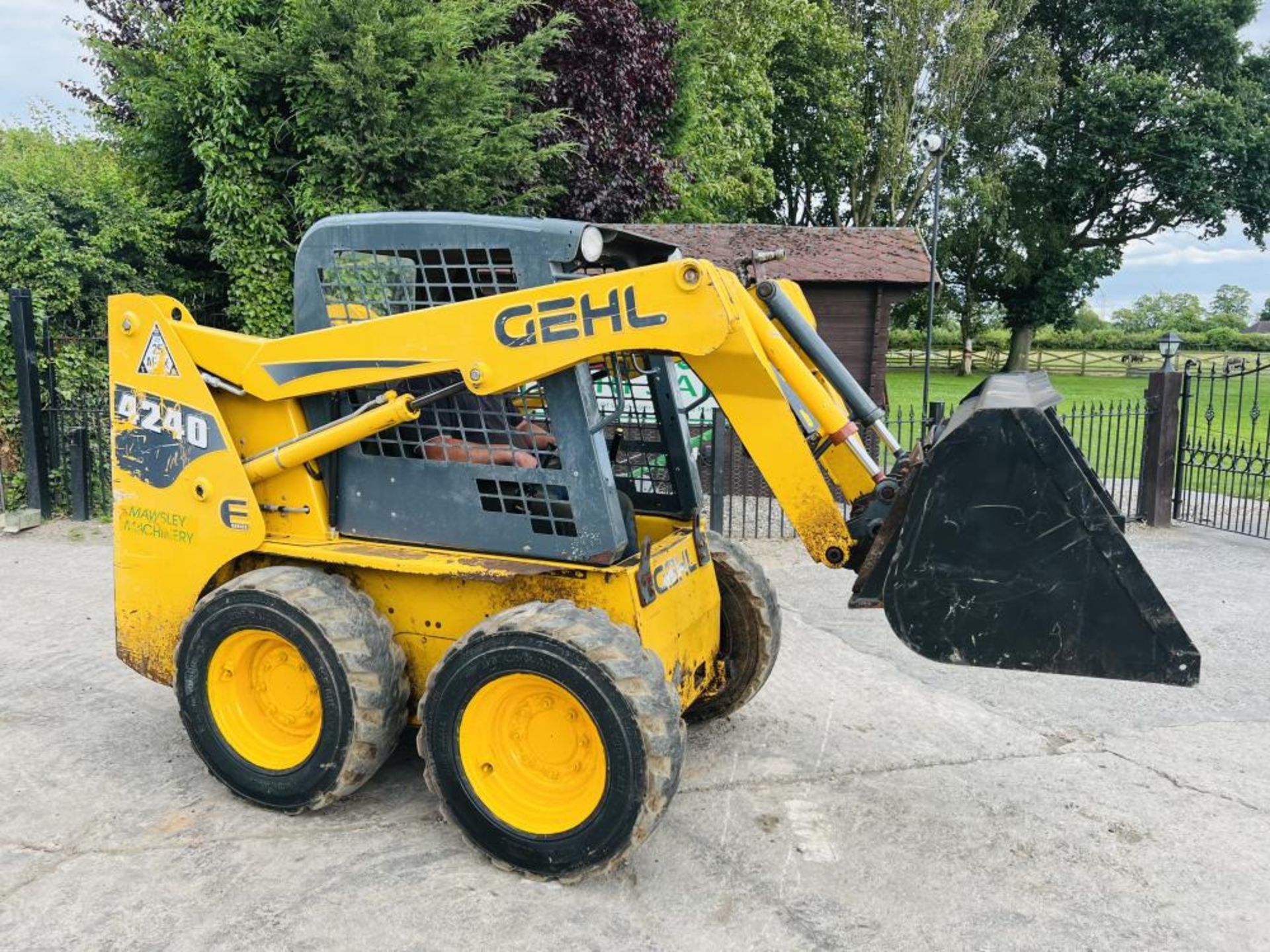 GEHL 4240 4WD SKIDSTEER *YEAR 2012* C/W BUCKET