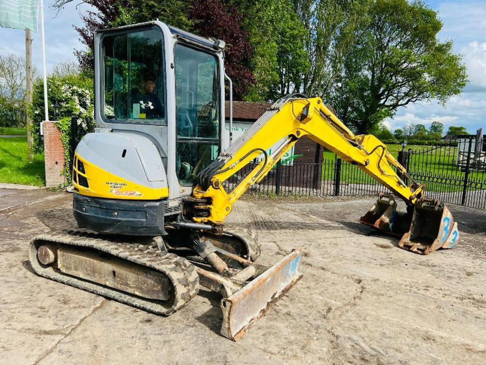 NEW HOLLAND E30-2C EXCAVATOR *ZERO SWING* C/W 3 X  - Image 4 of 11