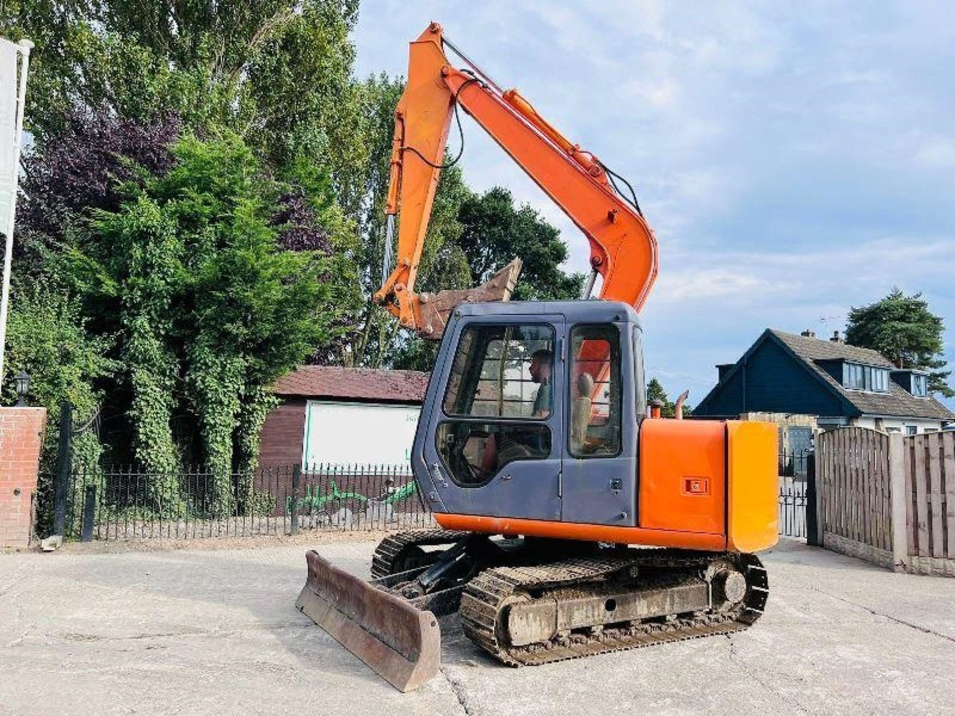 HITACHI EX60-3 TRACKED EXCAVATOR C/W BUCKET & BLAD - Image 14 of 16