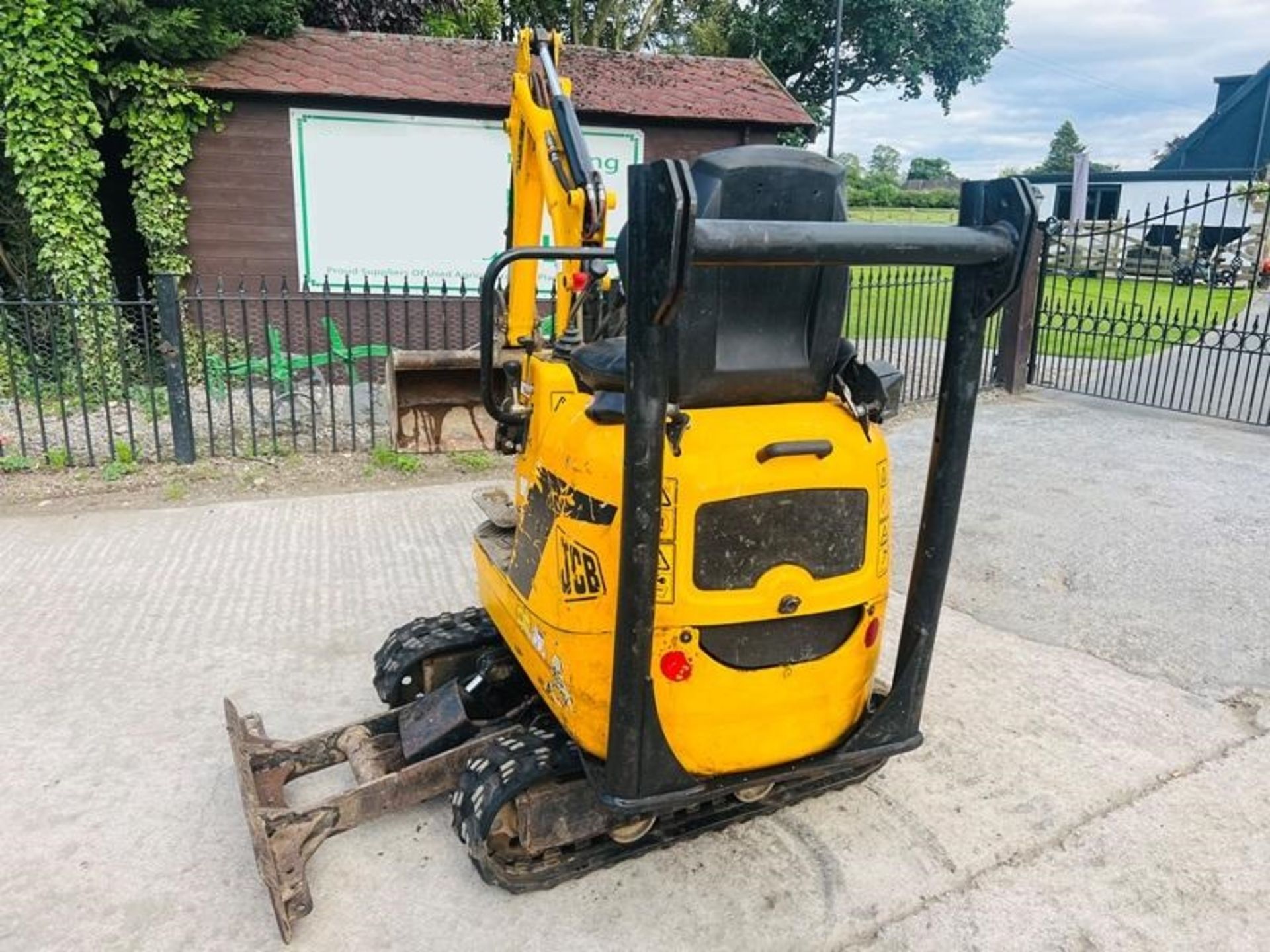 JCB MICRO DIGGER *2753 HOURS* C/W EXPANDING & RUBB - Image 5 of 7