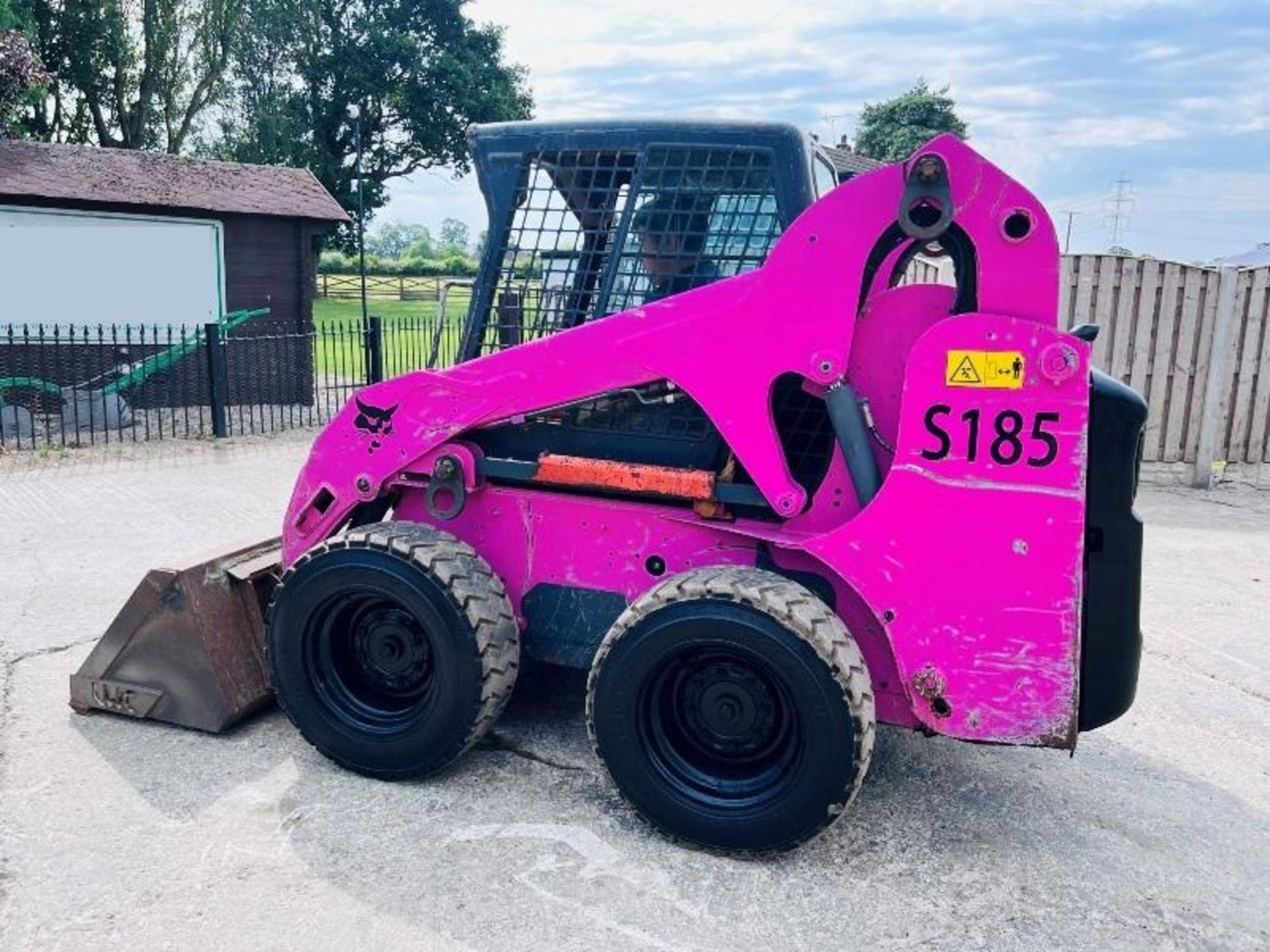 BOBCAT S185 4WD SKIDSTEER *YEAR 2009 HIGH LIFT* C/ - Image 2 of 10