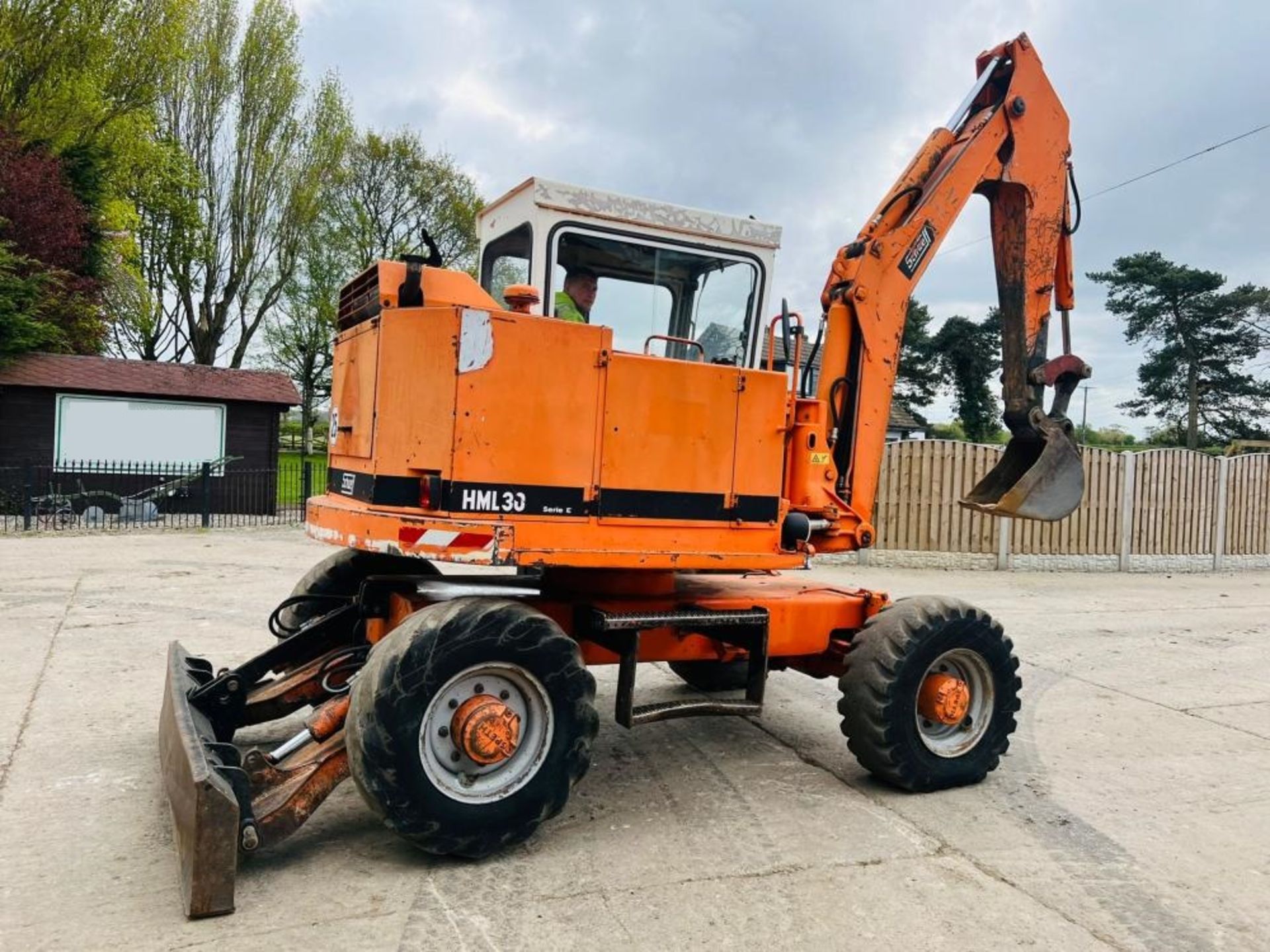 SCHAEFF HML30 4WD WHEELED EXCAVATOR C/W FRONT BLAD - Image 12 of 14