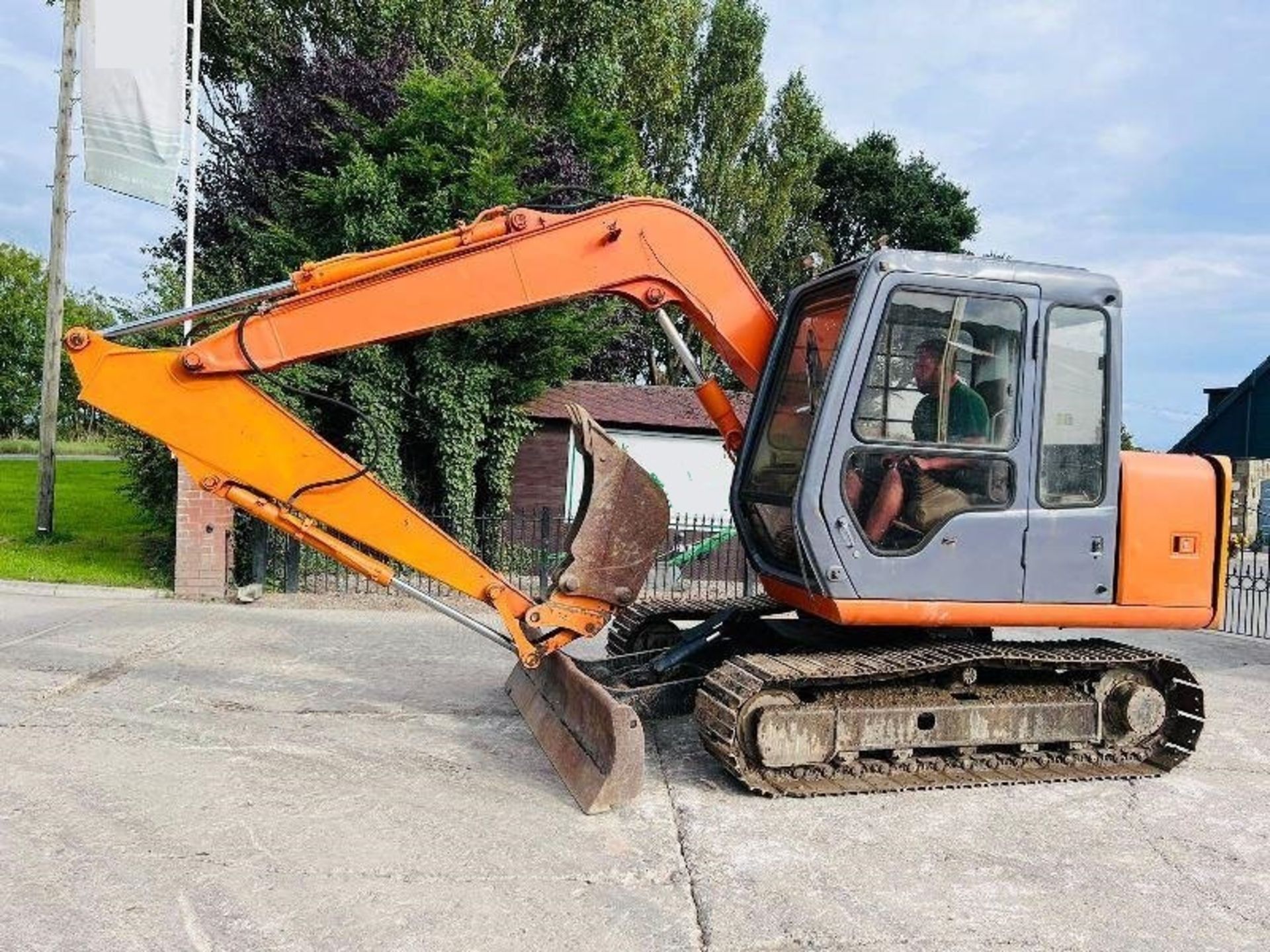 HITACHI EX60-3 TRACKED EXCAVATOR C/W BUCKET & BLAD - Image 3 of 16