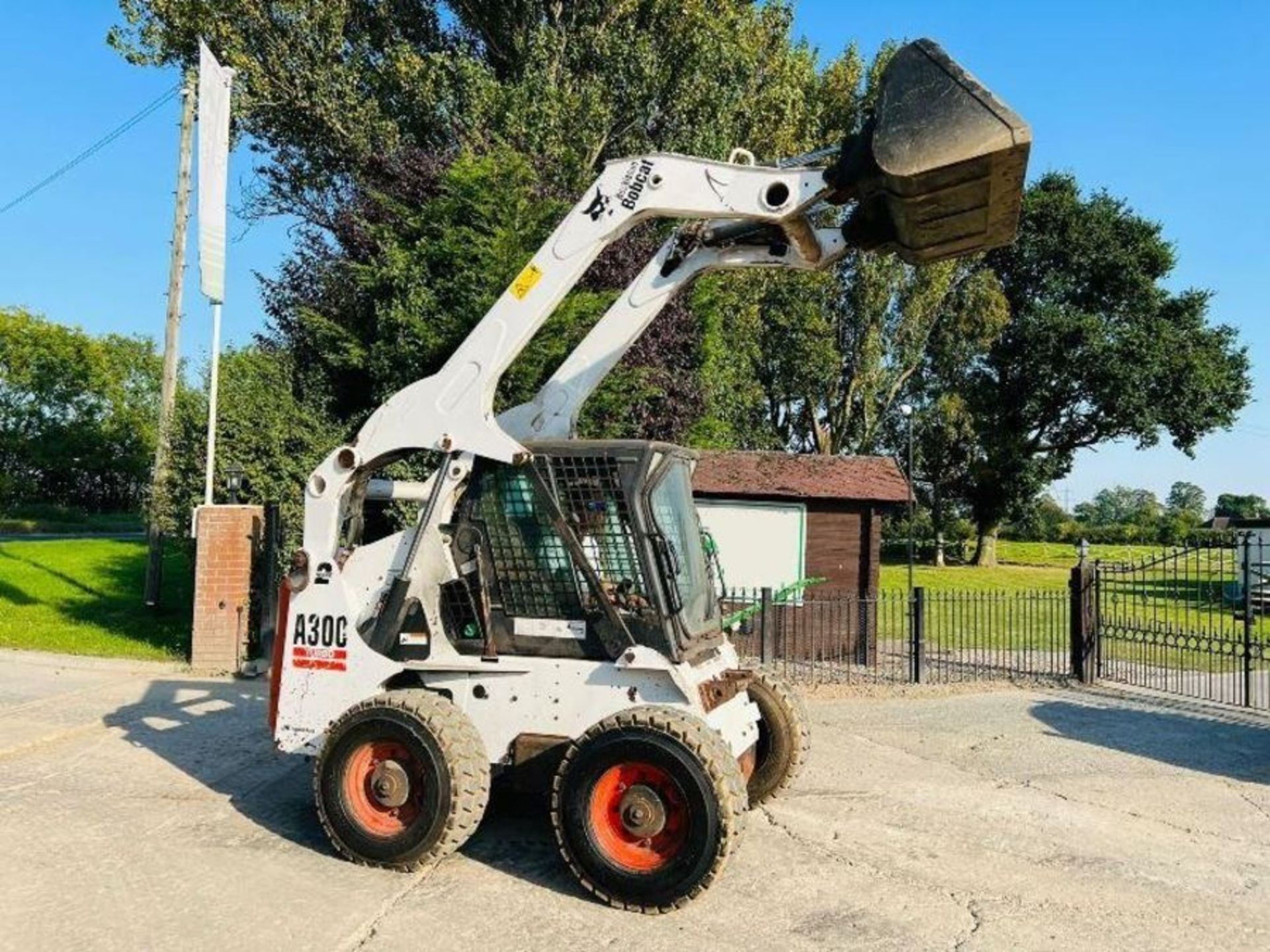 BOBCAT A300 HIGH LIFT SKIDSTEER *2256 HOURS* C/W 4