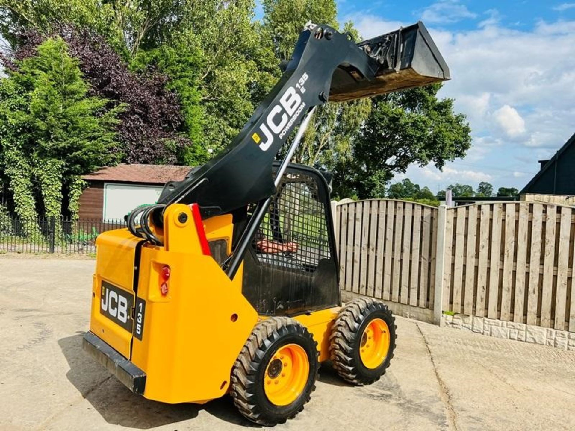 JCB 135 4WD SKIDSTEER * YEAR 2014 * C/W BUCKET - Image 2 of 11