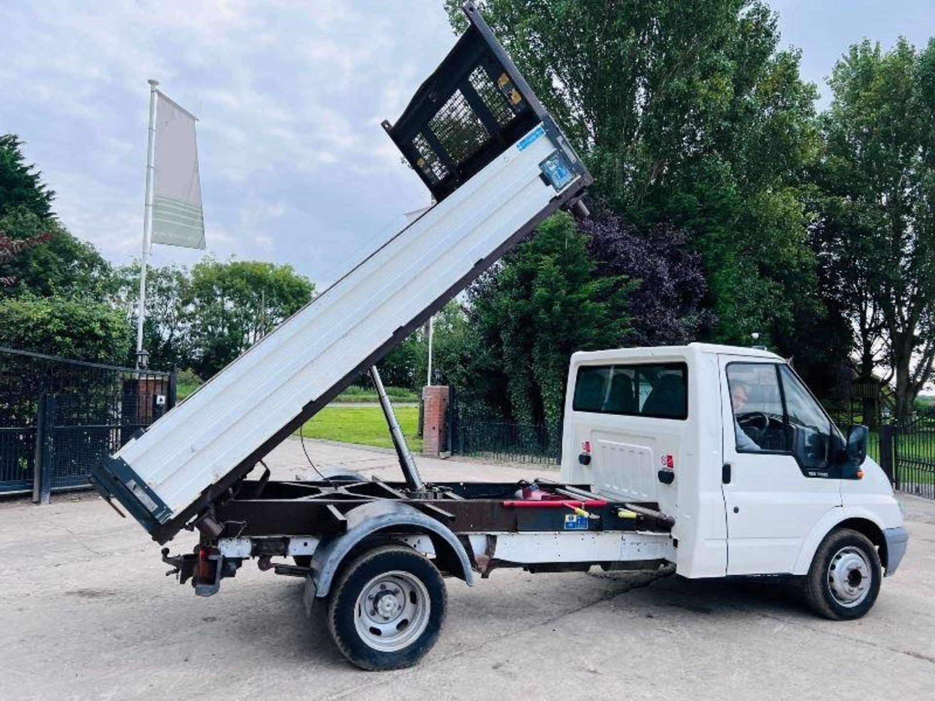 FORD TRANSIT 125 T350 4X2 THREE WAY TIPPER C/W DROP SIDE BODY - Image 5 of 18