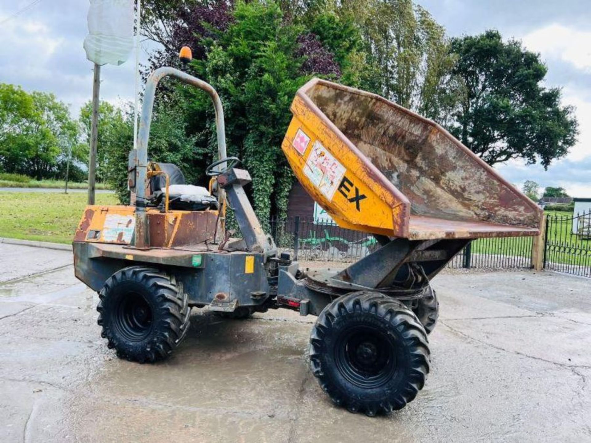 TEREX 3000 4WD SWIVEL TIP DUMPER C/W ROLE BAR & KUBOTA ENGINE