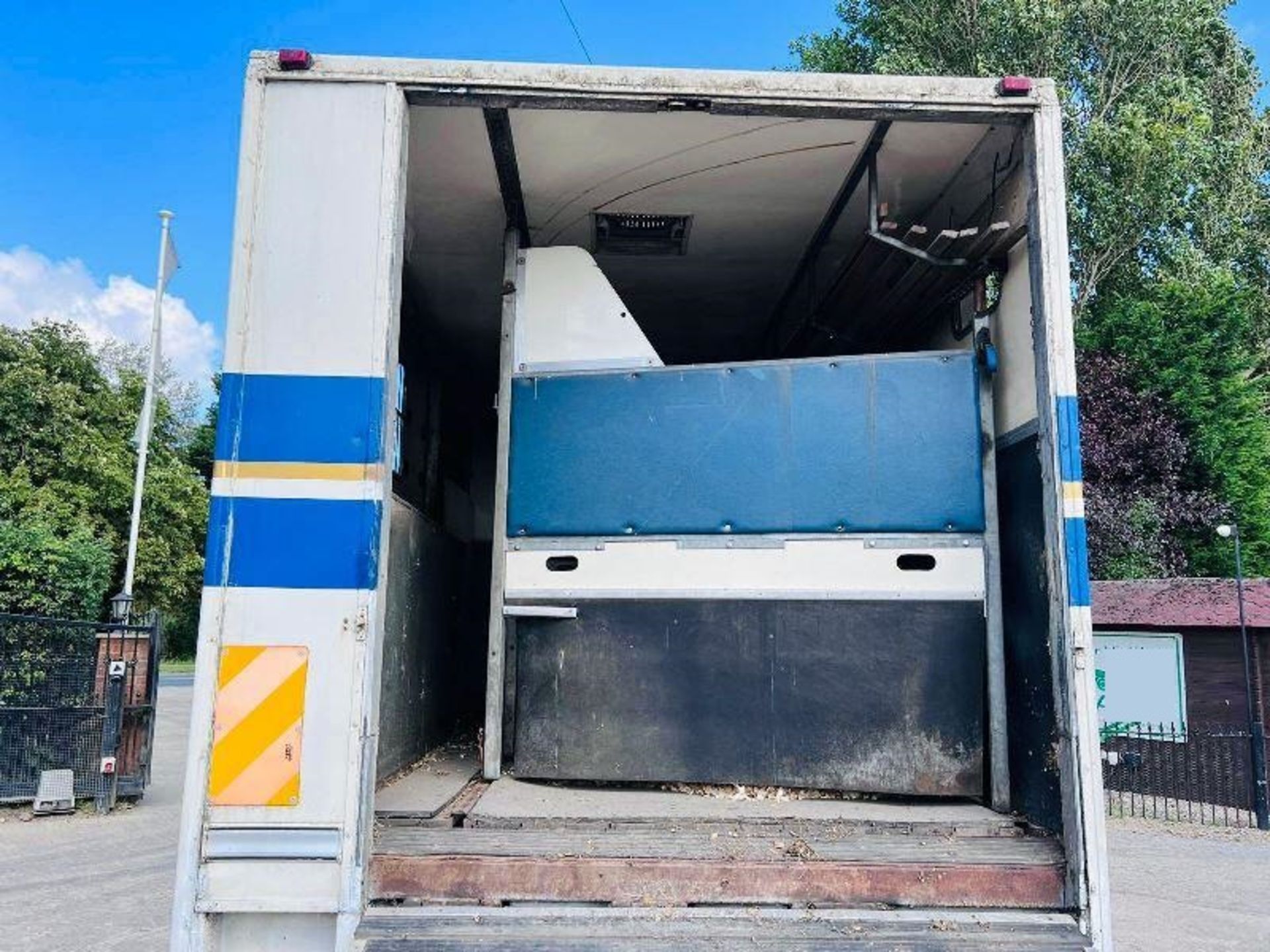 MERCEDES 1617 4X2 HORSE BOX LORRY C/W SIDE & REAR LOADING RAMPS - Image 17 of 20