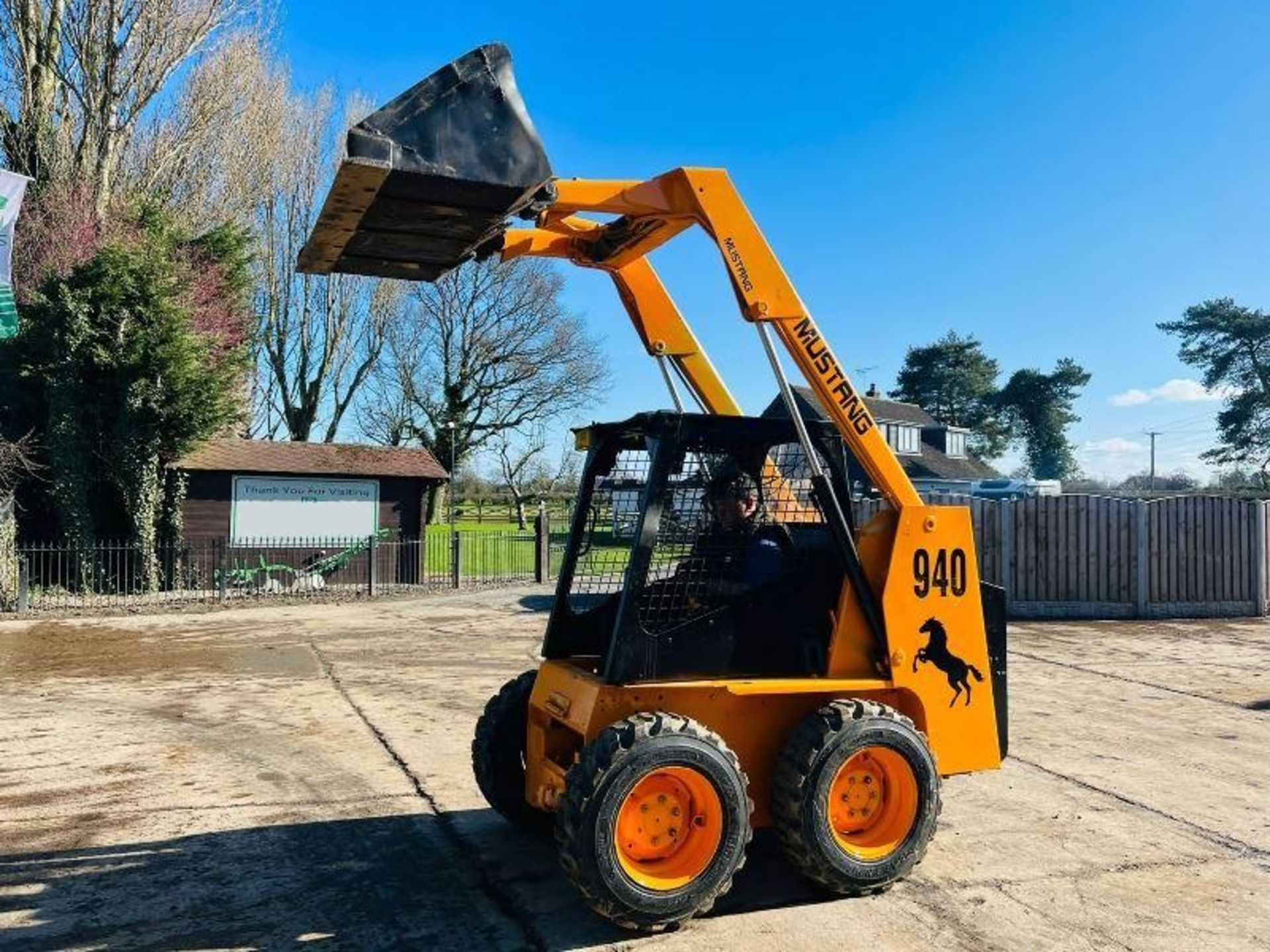 MUSTANG 940 4WD SKIDSTEER C/W BUCKET - Image 4 of 11