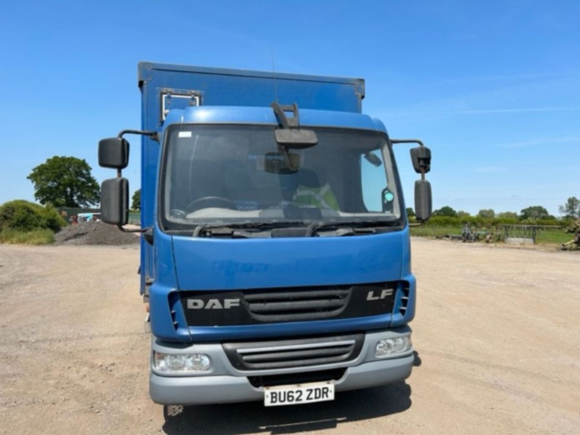 2012 DAF TRUCKS - DAY CAB - AUTO - EURO 5 - DHOLLANDIA TUCK UNDER TAIL LIFT WITH 1000KG CAPACITY - Image 25 of 34