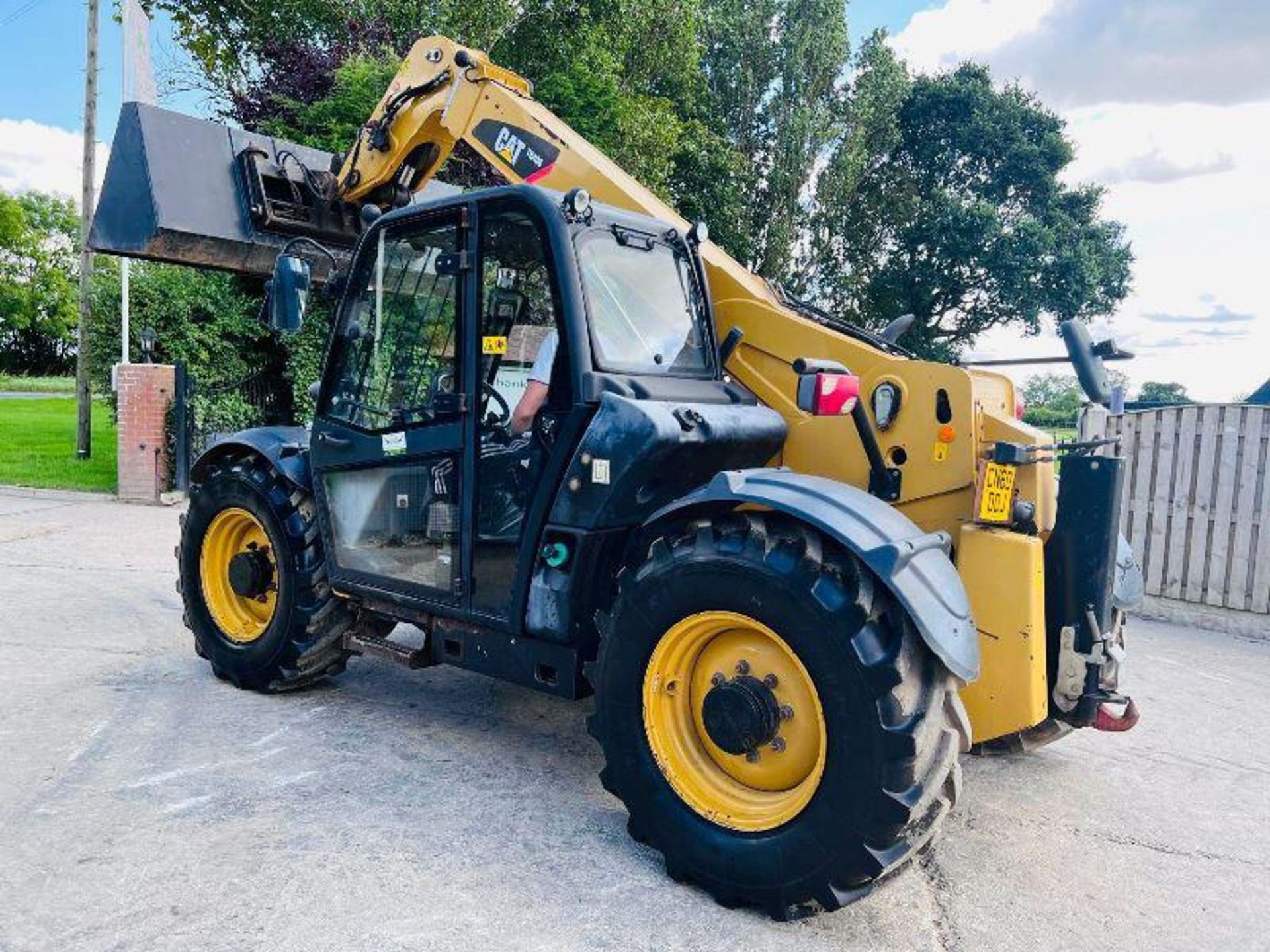 CATERPILLAR TH406AG 4WD TELEHANDLER *AG-SPEC , YEAR 2010* C/W BUCKET - Image 5 of 15