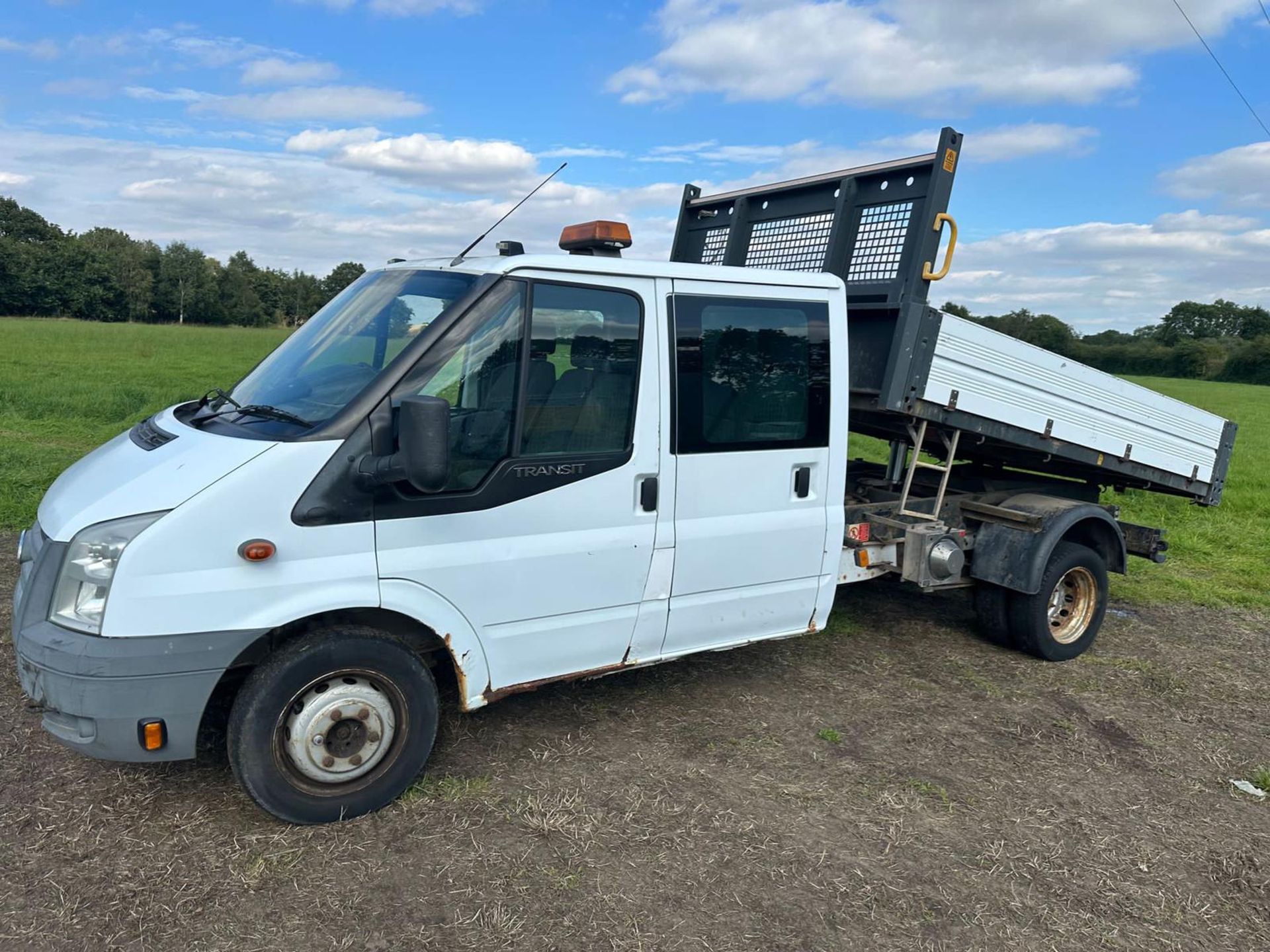 2009 59 FORD TRANSIT CREW CAB TIPPER - STARTS AND RUNS BUT DOESN’T DRIVE - REAR AXLE FAULTY - Image 4 of 10