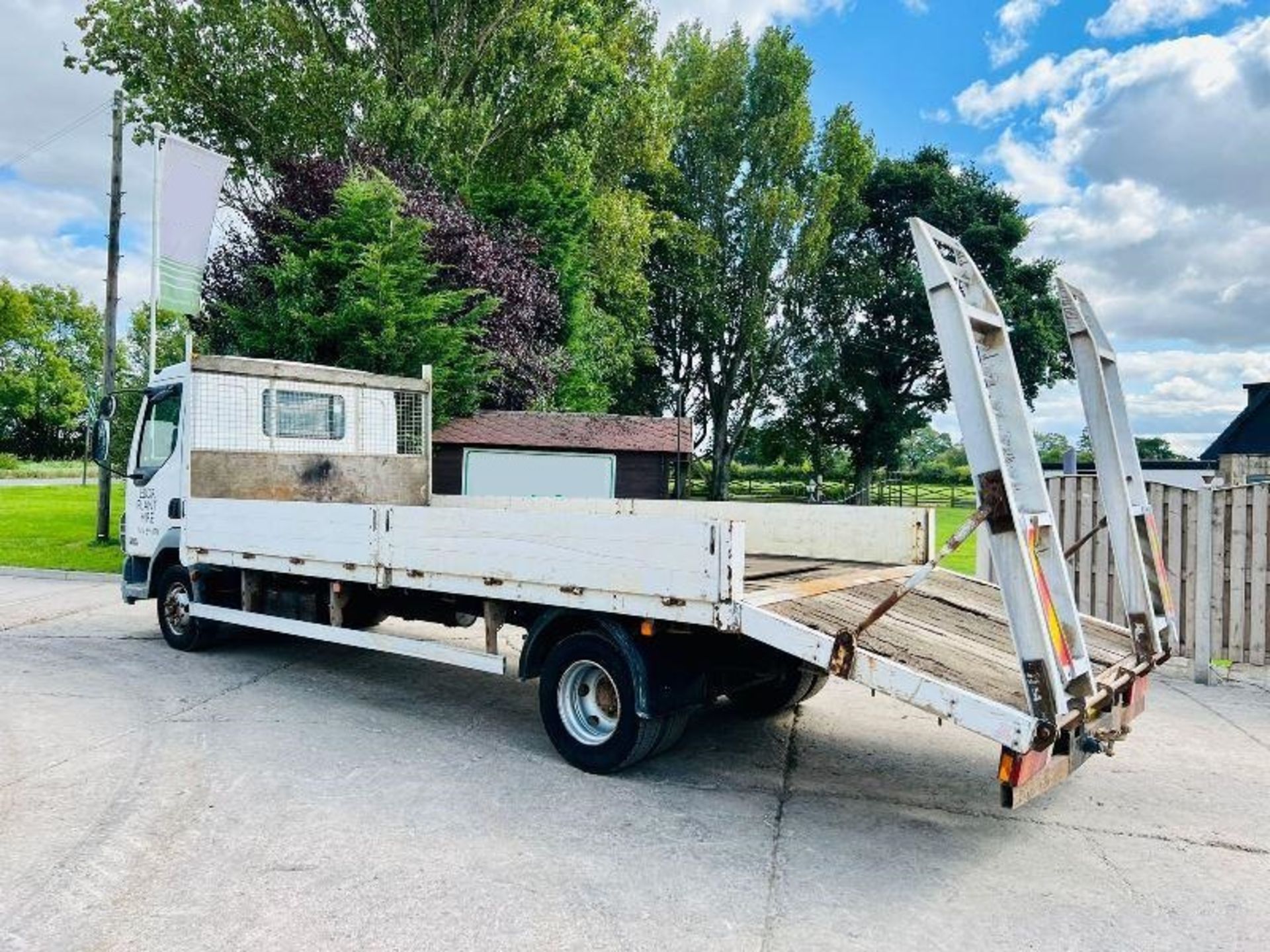 DAF 45.150 4X2 BEAVER TAIL LORRY C/W ALLOY RAMPS - Image 3 of 11