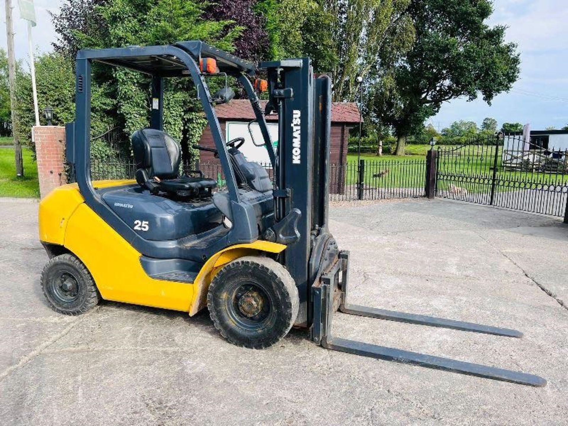 KOMATSU FG25T17 FORKLIFT *YEAR 2017* C/W HYDRAULIC