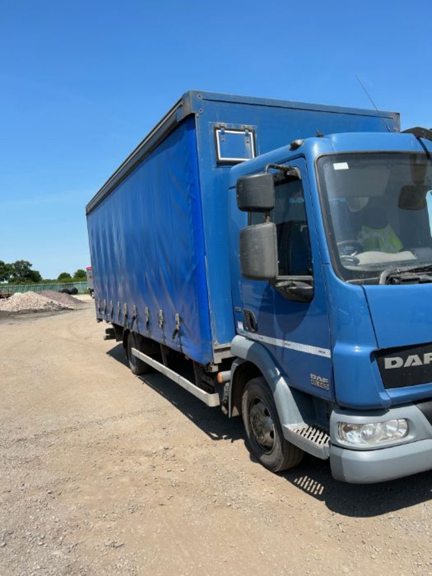 2012 DAF TRUCKS - DAY CAB - AUTO - EURO 5 - DHOLLANDIA TUCK UNDER TAIL LIFT WITH 1000KG CAPACITY - Image 13 of 34