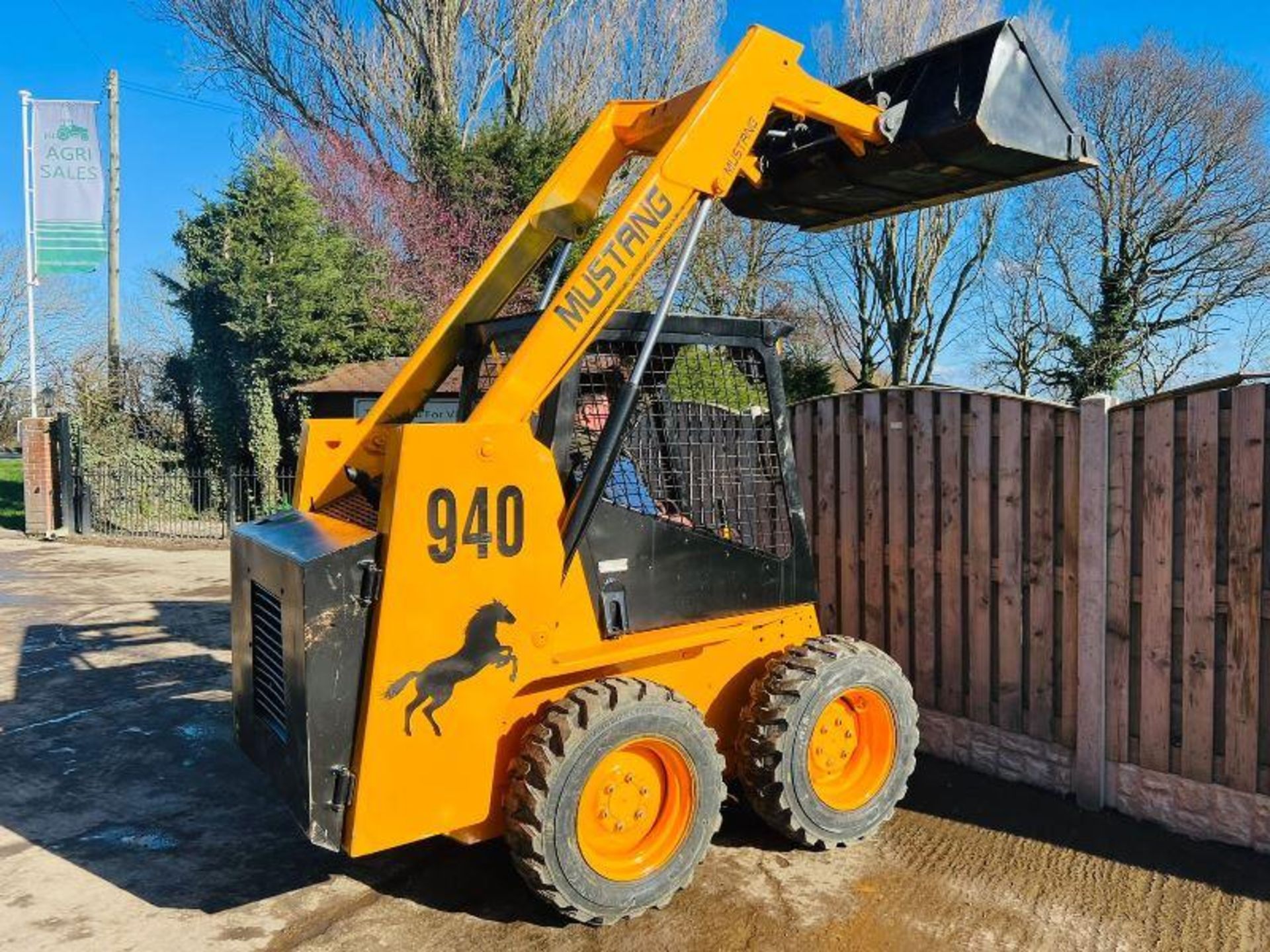 MUSTANG 940 4WD SKIDSTEER C/W BUCKET - Image 8 of 11