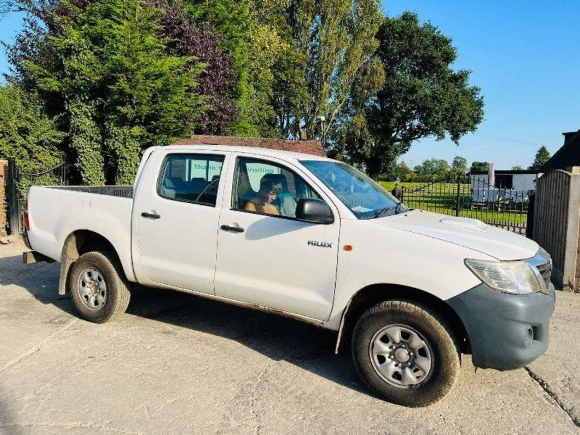 TOYOTA HILUX 2.5L DOUBLE CAB PICK UP *YEAR 2012* - Image 8 of 12