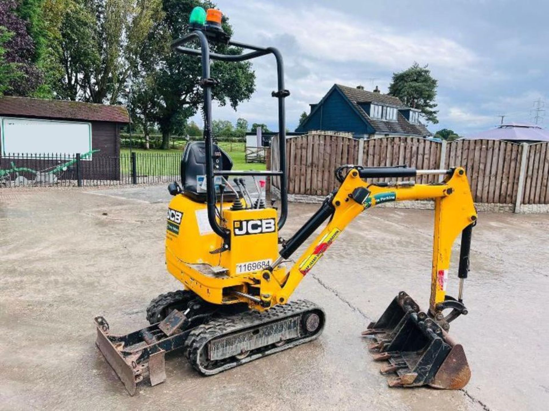 JCB MICRO DIGGER *YEAR 2019, ONLY 338 HOURS* C/W EXPANDING TRACKS  - Image 14 of 16