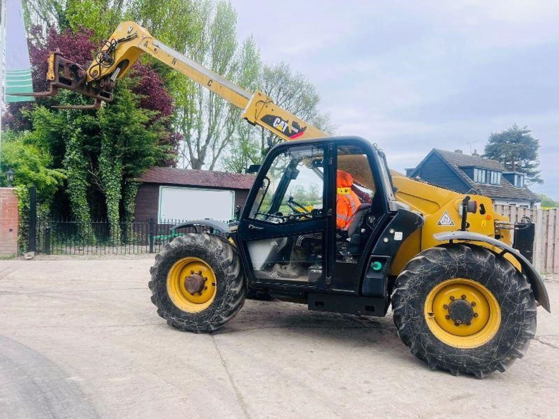 CATERPILLAR TH406AG 4WD TELEHANDLER *AG-SPEC , YEAR 2012* C/W PALLET TINES - Image 5 of 17