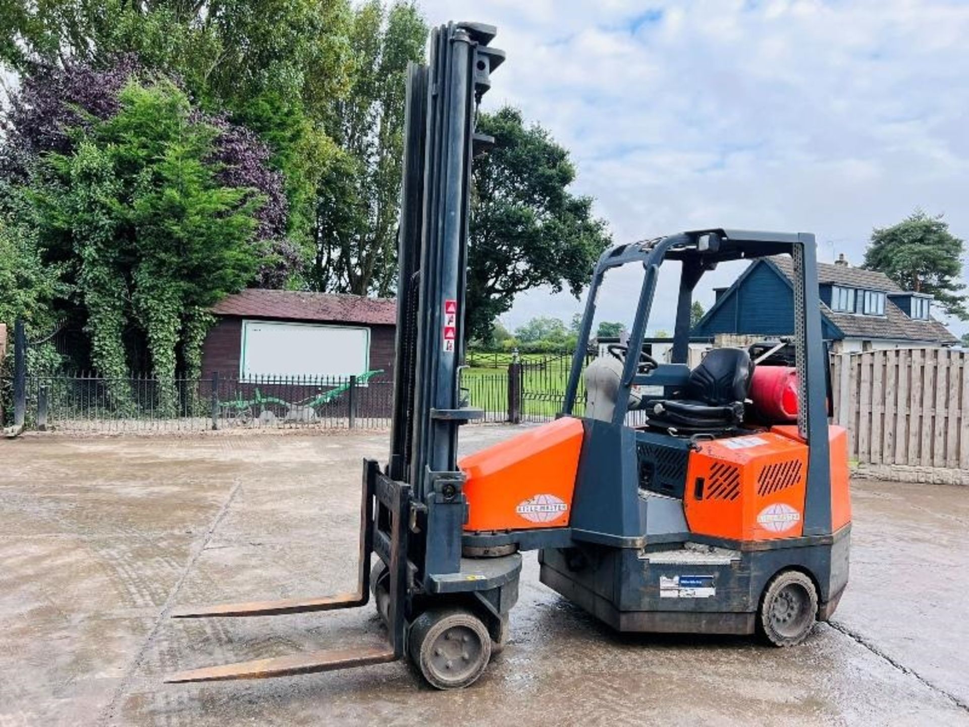 AISLE - MASTER 20S FORKLIFT C/W 3 STAGE MAST & SID - Image 2 of 14
