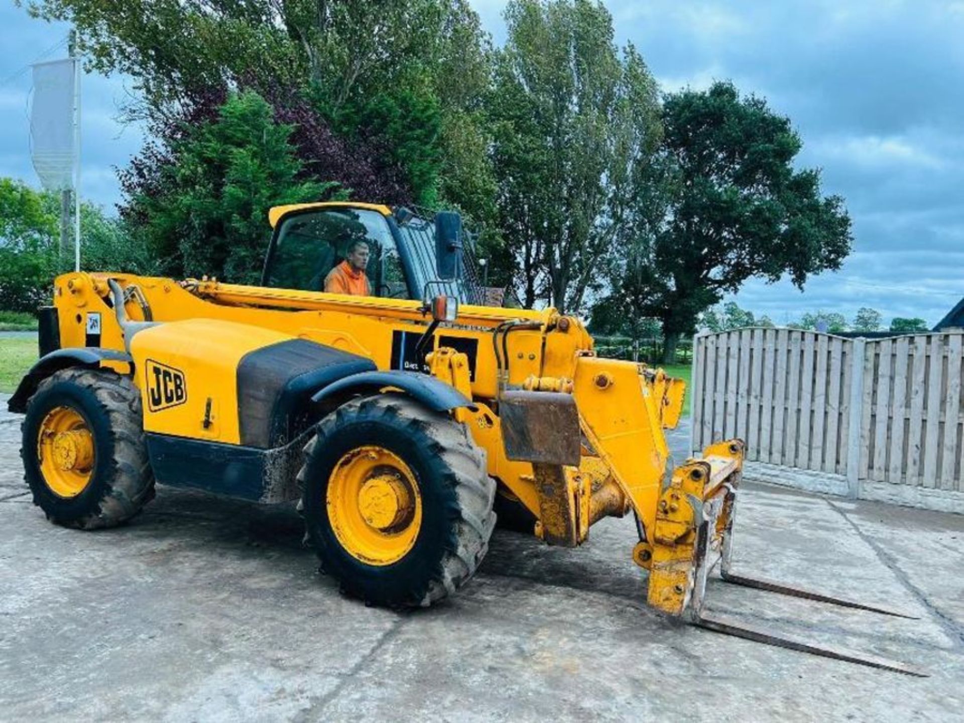 JCB 532-120 4WD TELEHANDLER * 12 METER REACH, 3723 HOURS *  - Image 3 of 17