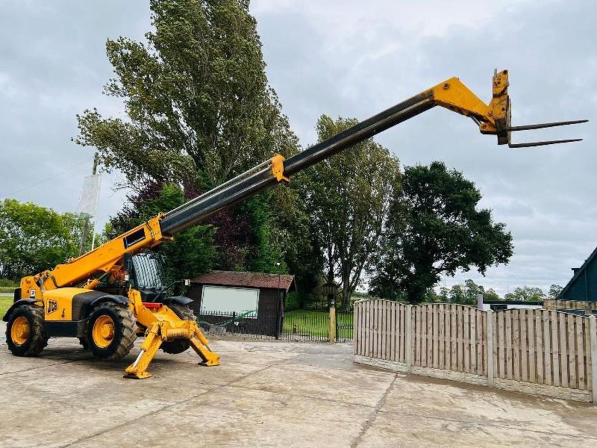 JCB 532-120 4WD TELEHANDLER * 12 METER REACH, 3723 HOURS *  - Image 4 of 17