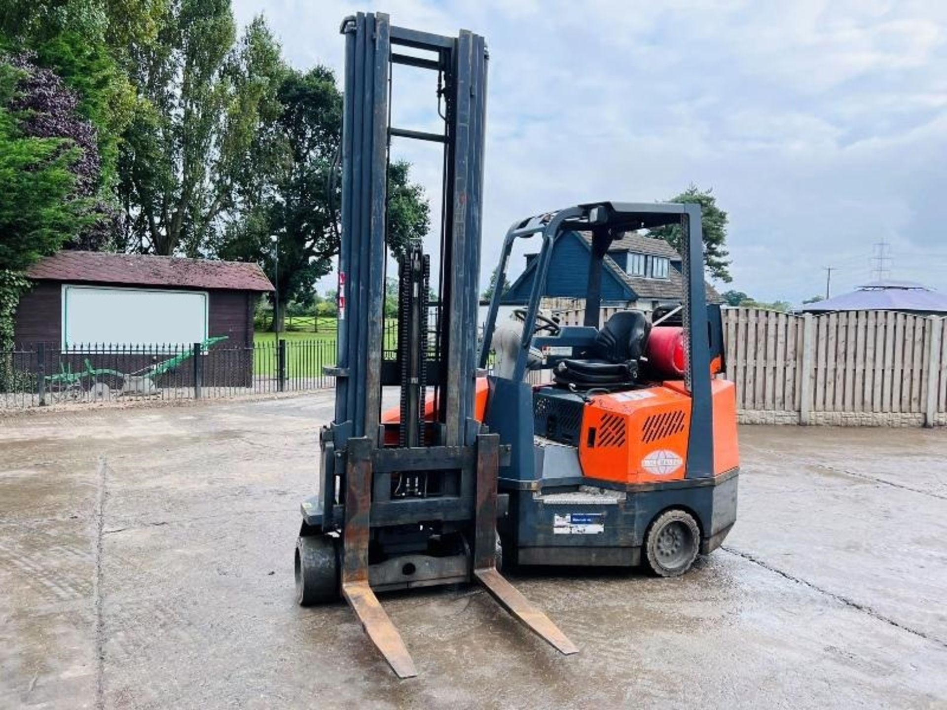 AISLE - MASTER 20S FORKLIFT C/W 3 STAGE MAST & SID - Image 4 of 14