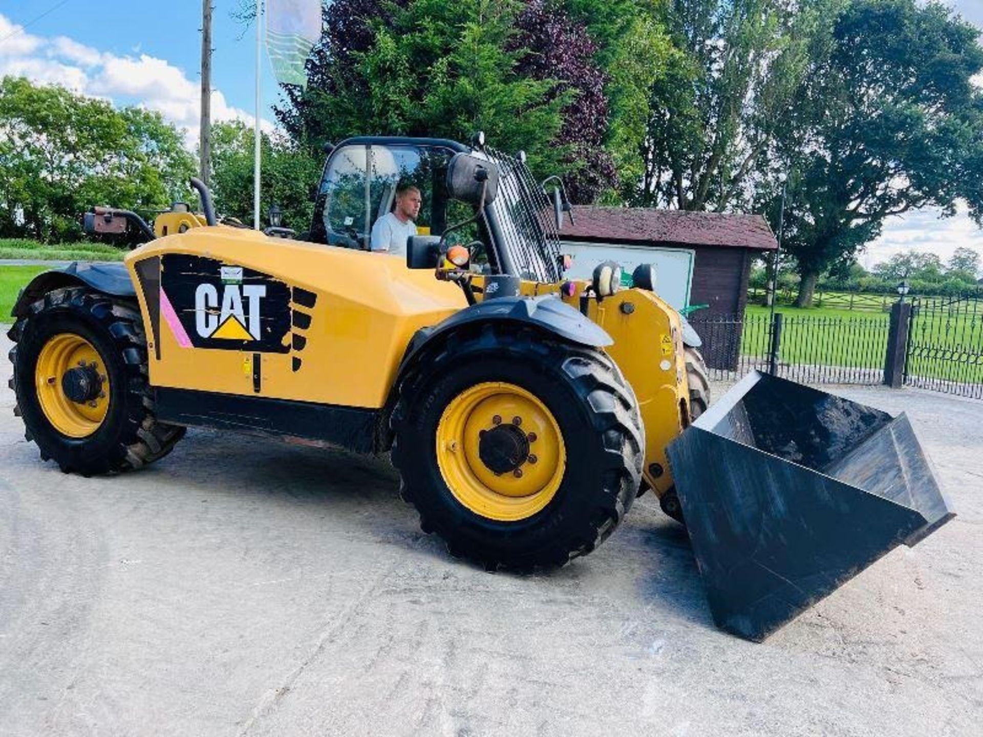 CATERPILLAR TH406AG 4WD TELEHANDLER *AG-SPEC , YEAR 2010* C/W BUCKET