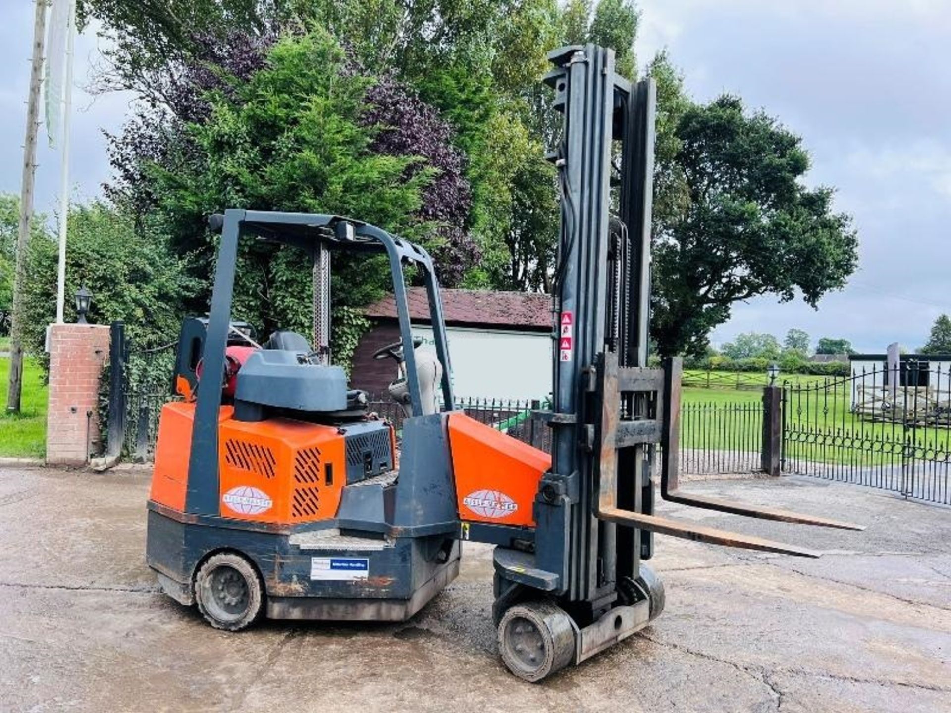 AISLE - MASTER 20S FORKLIFT C/W 3 STAGE MAST & SID - Image 6 of 14