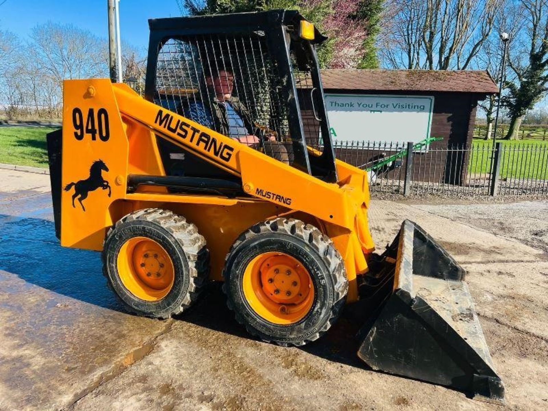 MUSTANG 940 4WD SKIDSTEER C/W BUCKET