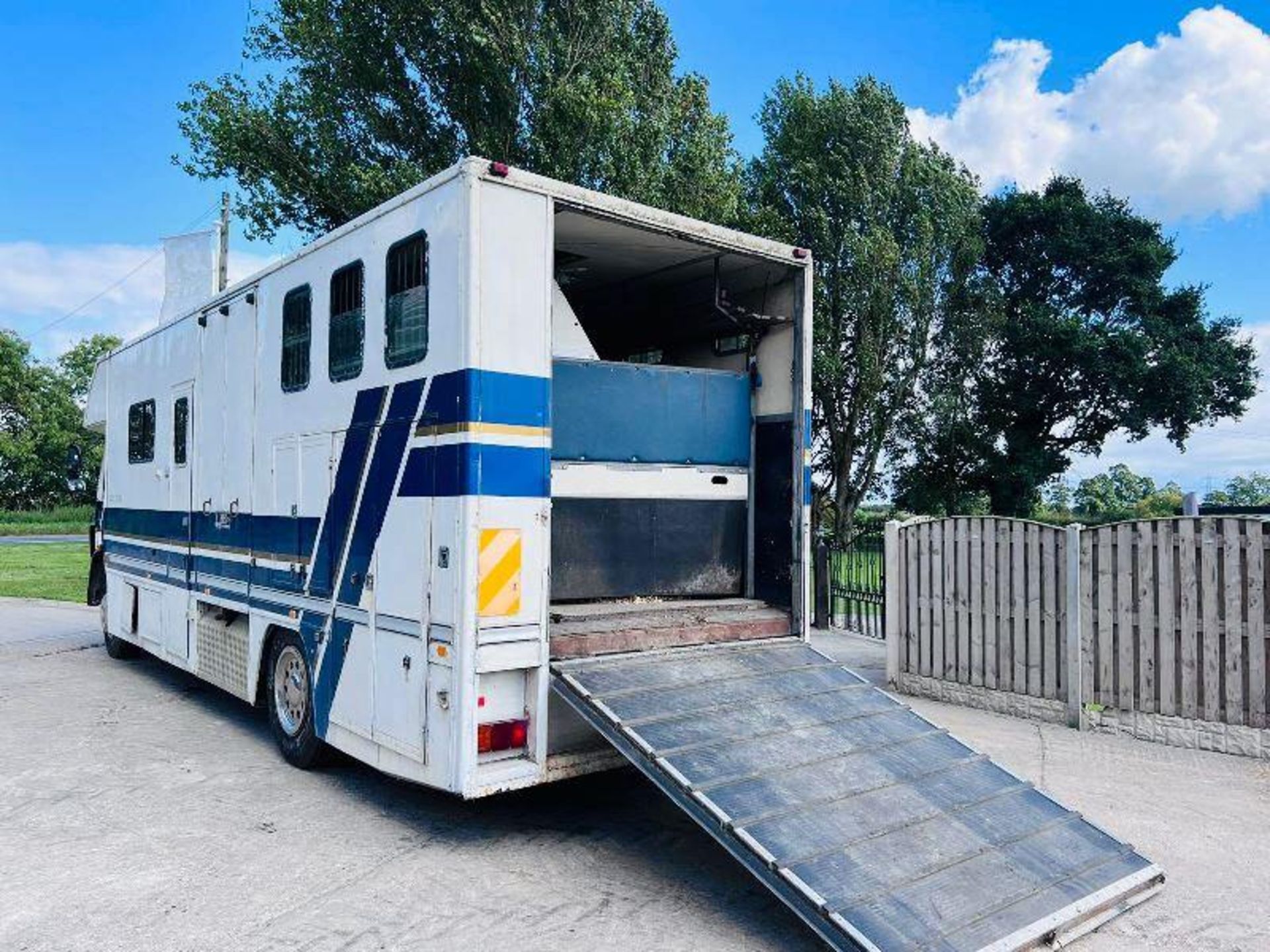 MERCEDES 1617 4X2 HORSE BOX LORRY C/W SIDE & REAR LOADING RAMPS - Image 10 of 20