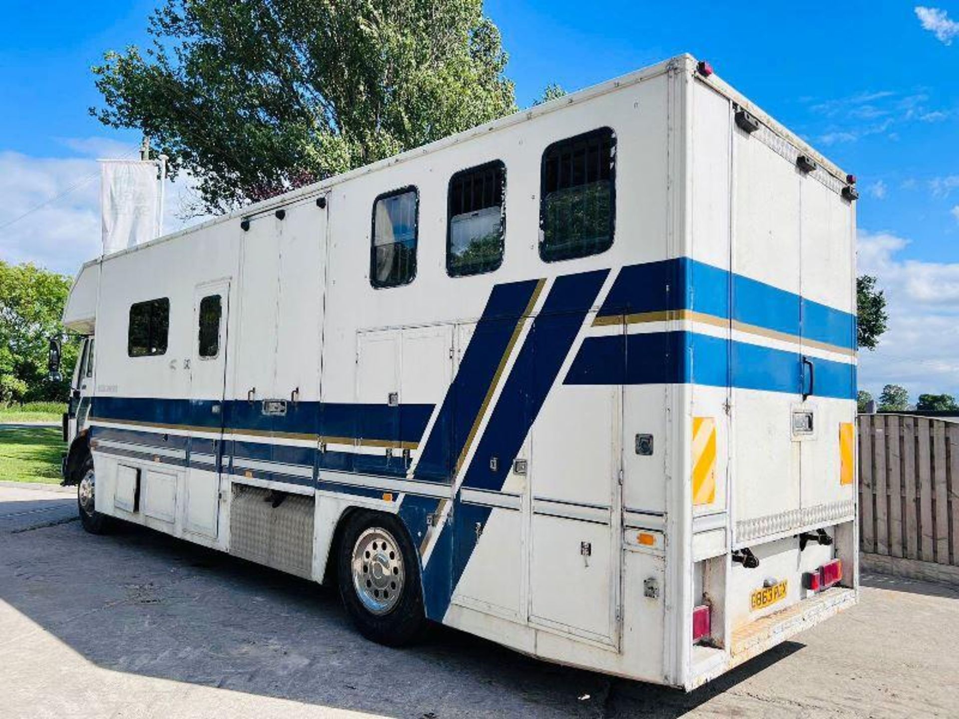 MERCEDES 1617 4X2 HORSE BOX LORRY C/W SIDE & REAR LOADING RAMPS - Image 5 of 20