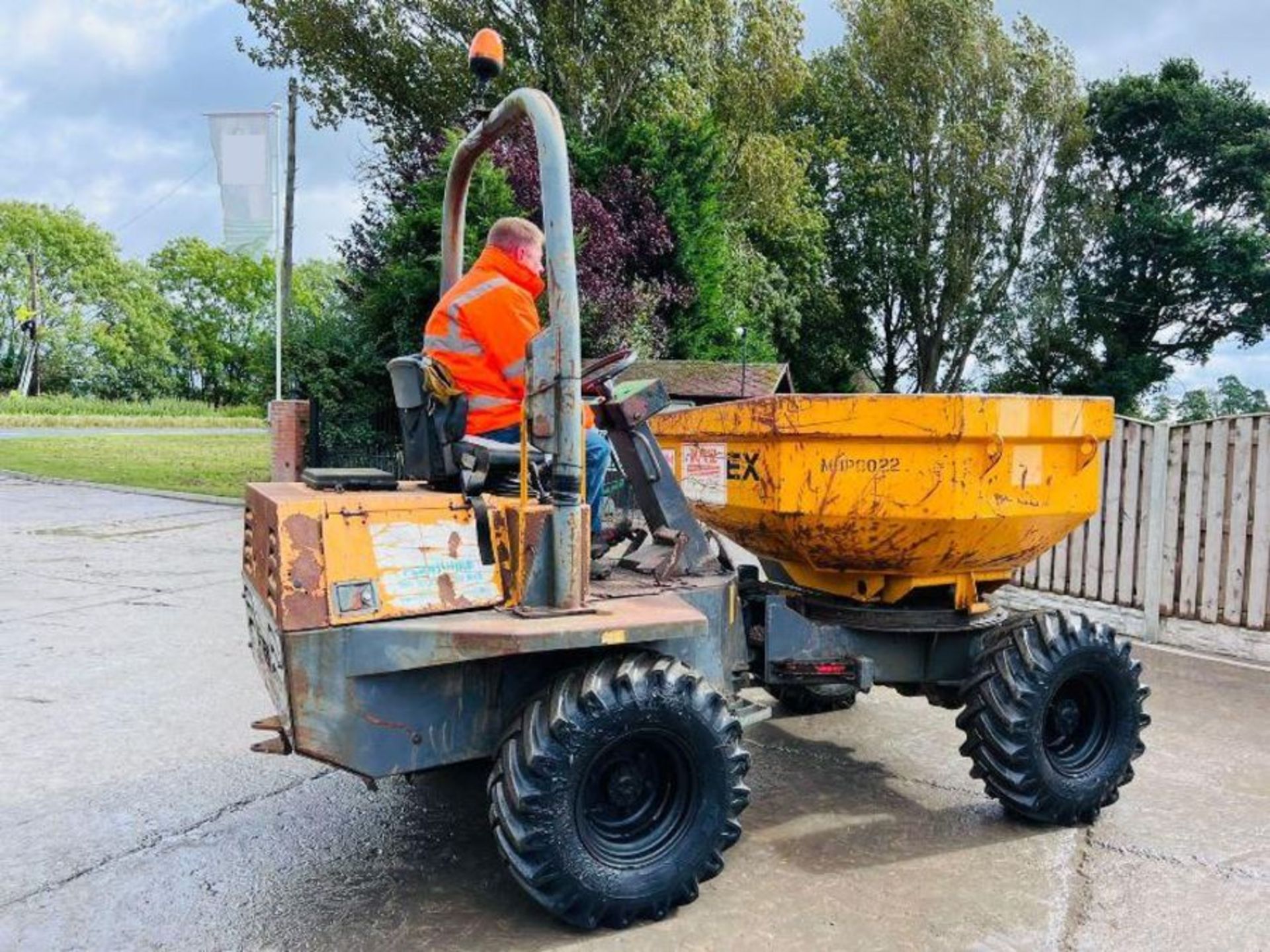 TEREX 3000 4WD SWIVEL TIP DUMPER C/W ROLE BAR & KUBOTA ENGINE - Image 2 of 14