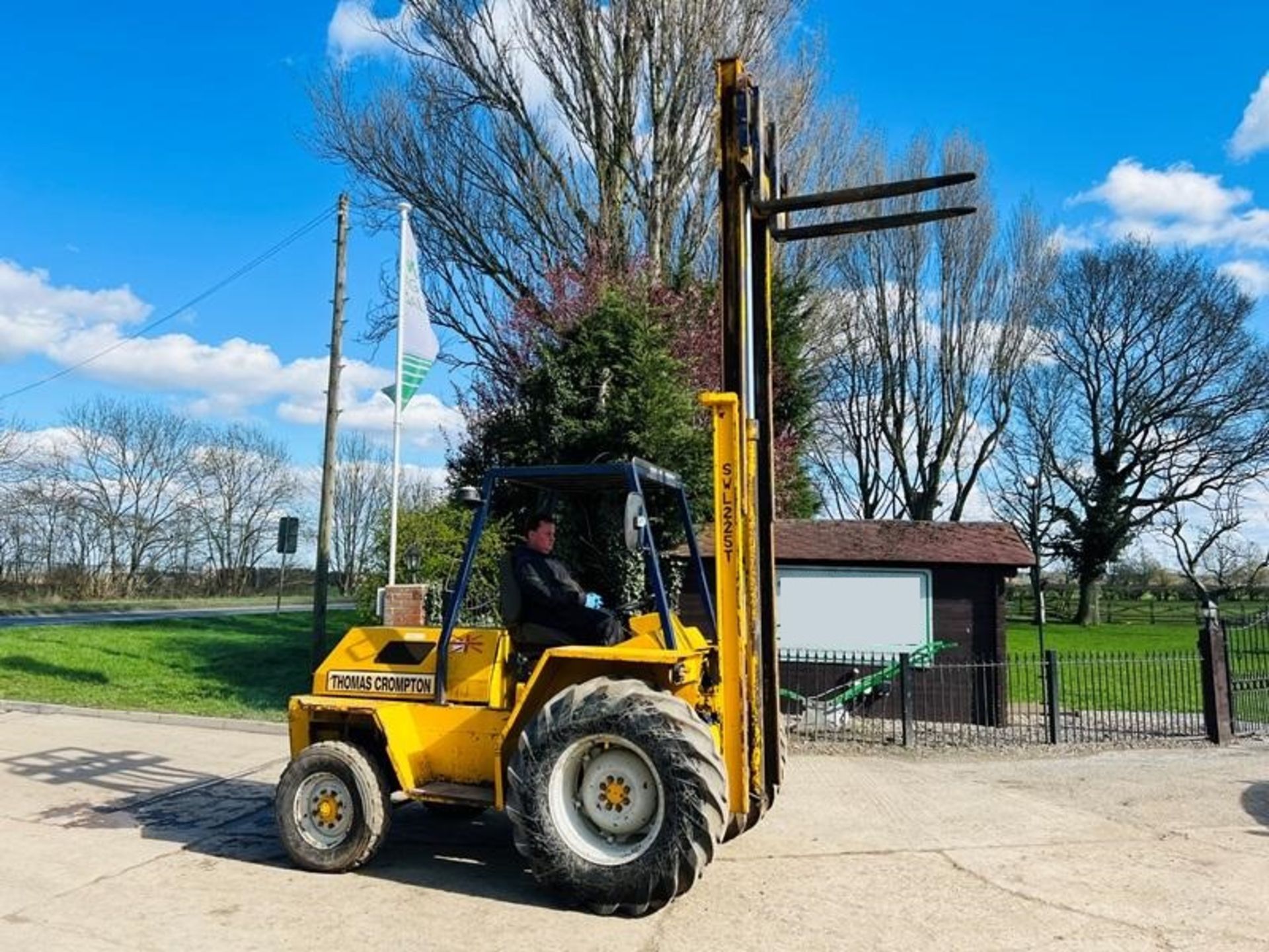 SANDERSON SB45 ROUGH TERRIAN FORKLIFT C/W PALLET TINES - Image 4 of 10