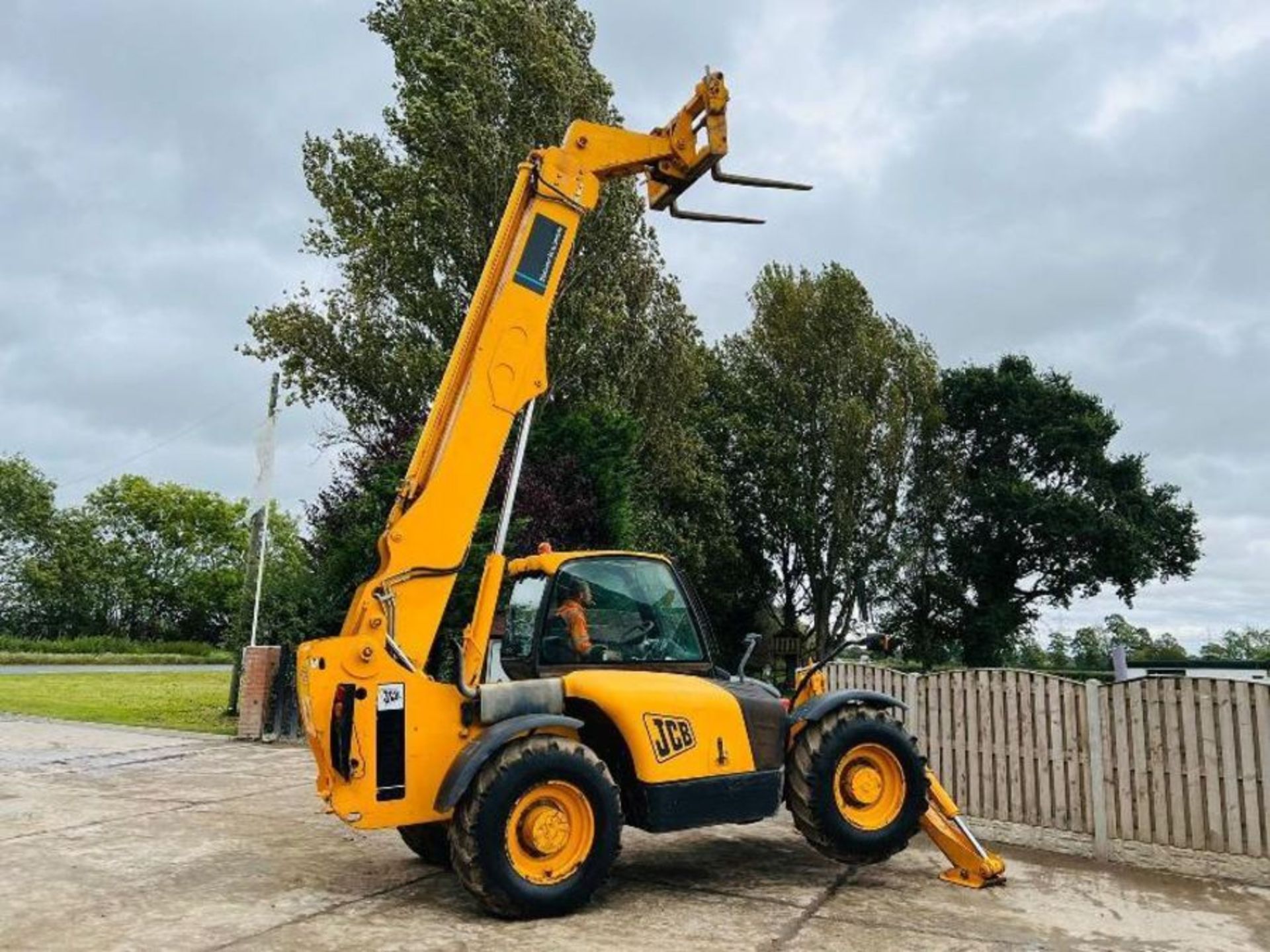 JCB 532-120 4WD TELEHANDLER * 12 METER REACH, 3723 HOURS *  - Image 5 of 17