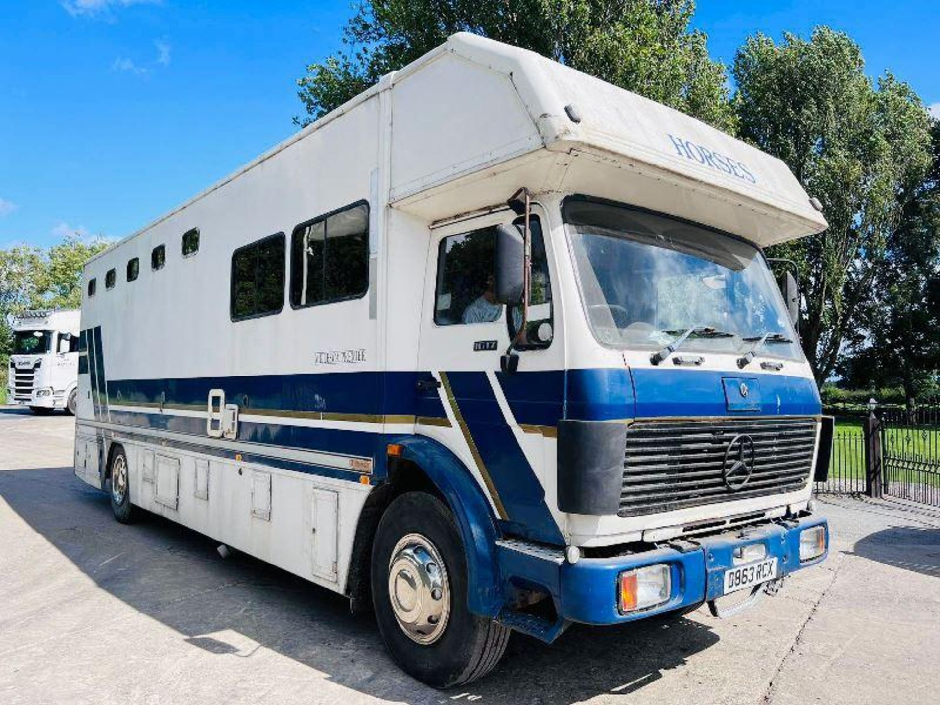 MERCEDES 1617 4X2 HORSE BOX LORRY C/W SIDE & REAR LOADING RAMPS