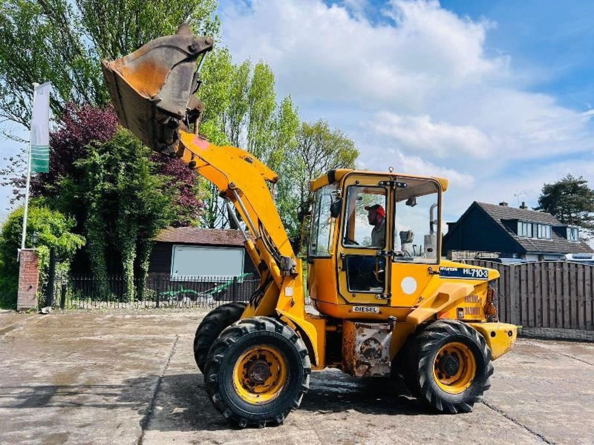 HYUNDIA HL710-3 4WD LOADING SHOVEL C/W THREE IN ONE BUCKET - Image 7 of 15