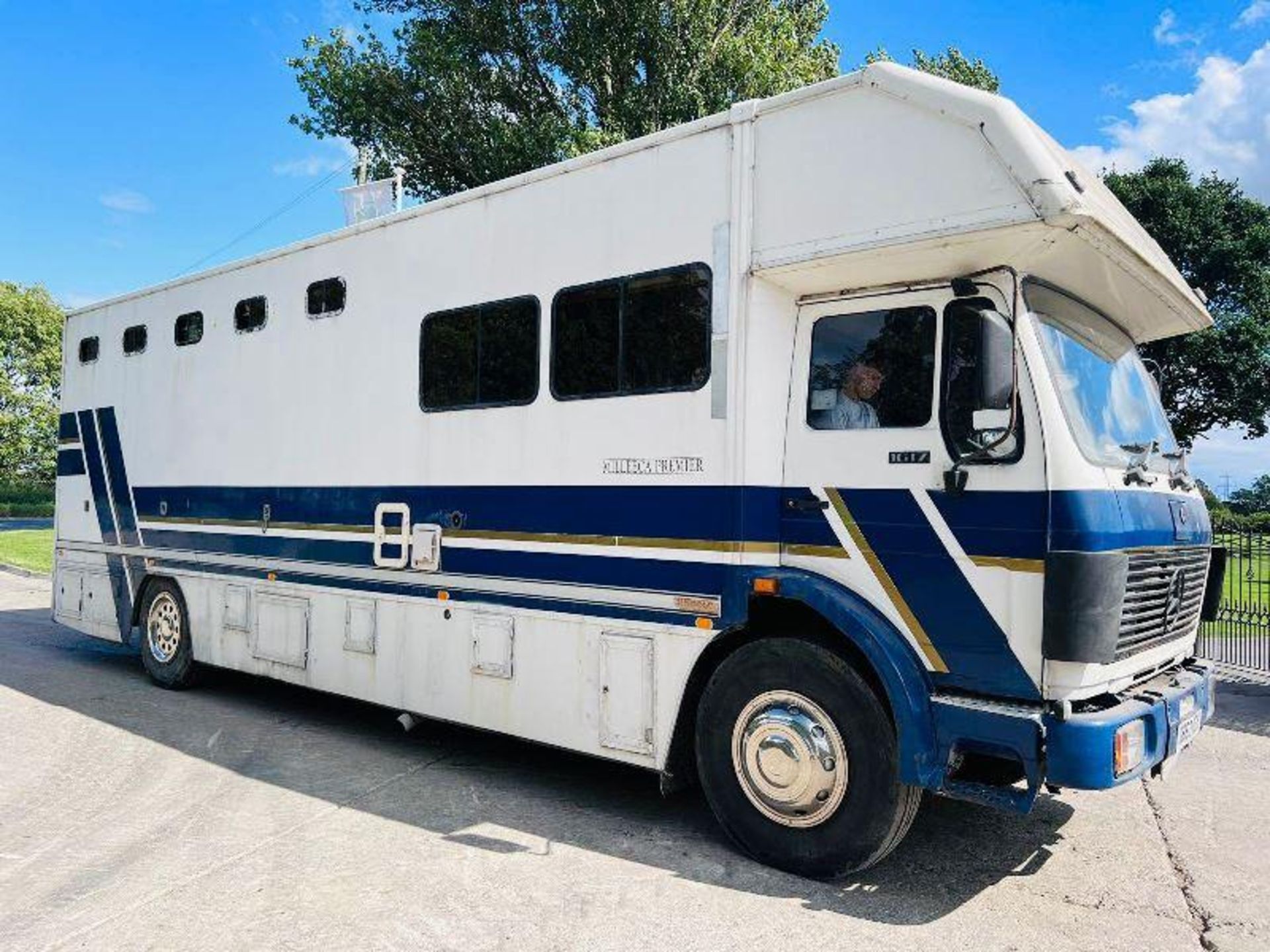 MERCEDES 1617 4X2 HORSE BOX LORRY C/W SIDE & REAR LOADING RAMPS - Image 2 of 20