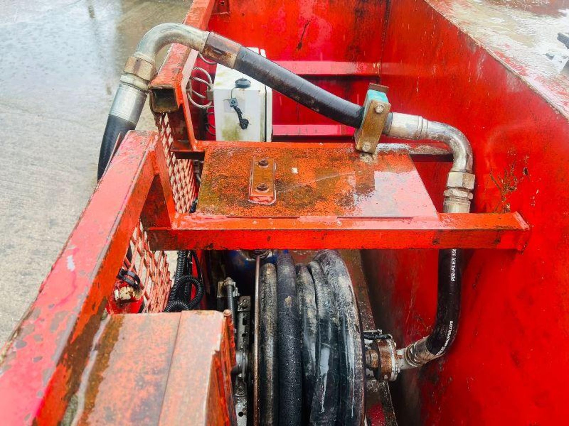 8000L BUNDED DIESEL DOWSER C/W RED ROCK TWIN AXLE TRAILER - Image 7 of 16