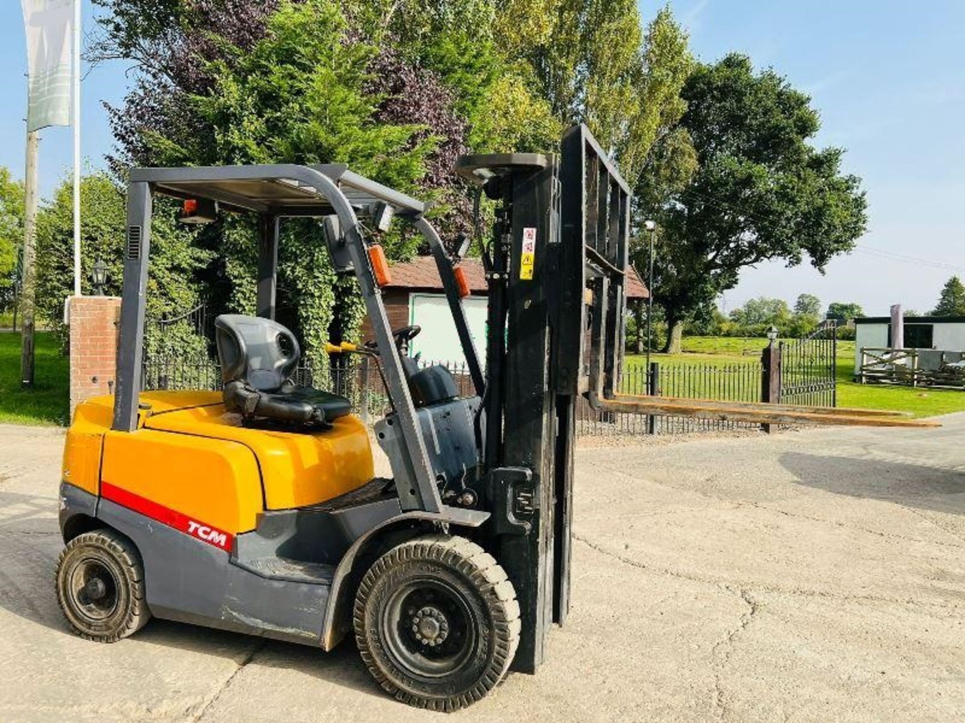 TCM CONTAINER SPEC DIESEL FORKLIFT *YEAR 2015, 352 - Image 11 of 12