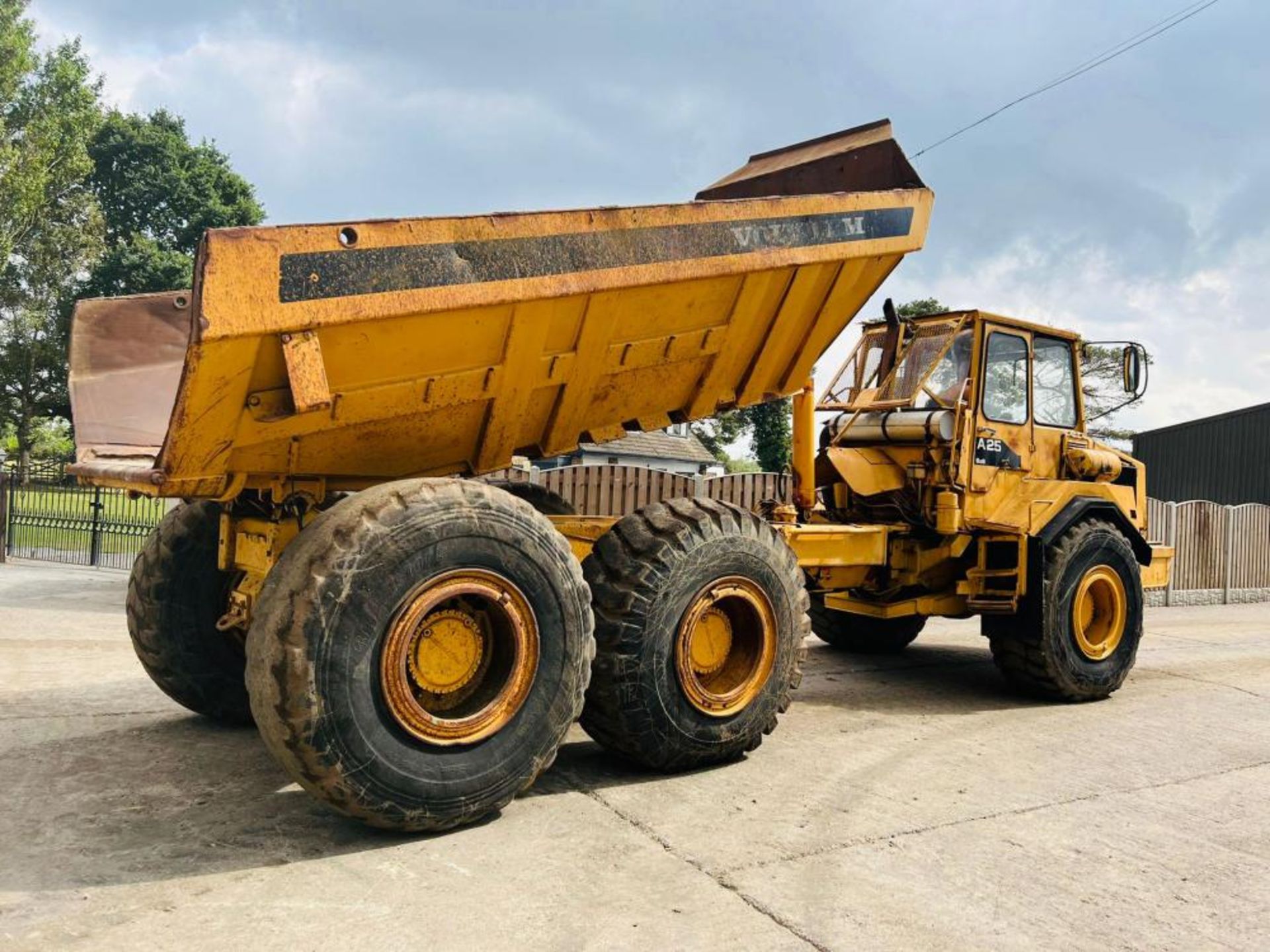 VOLVO BM A25 6X6 ARTICULATED DUMP TRUCK C/W HYDRAULIC STRAIGHT TIP - Image 7 of 17