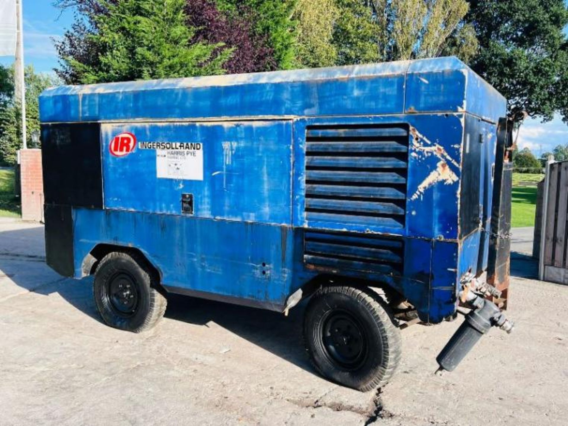 INGERSOL RAND 12235 850CFM TWIN AXLE COMPRESSOR C/W CUMMINS ENGINE