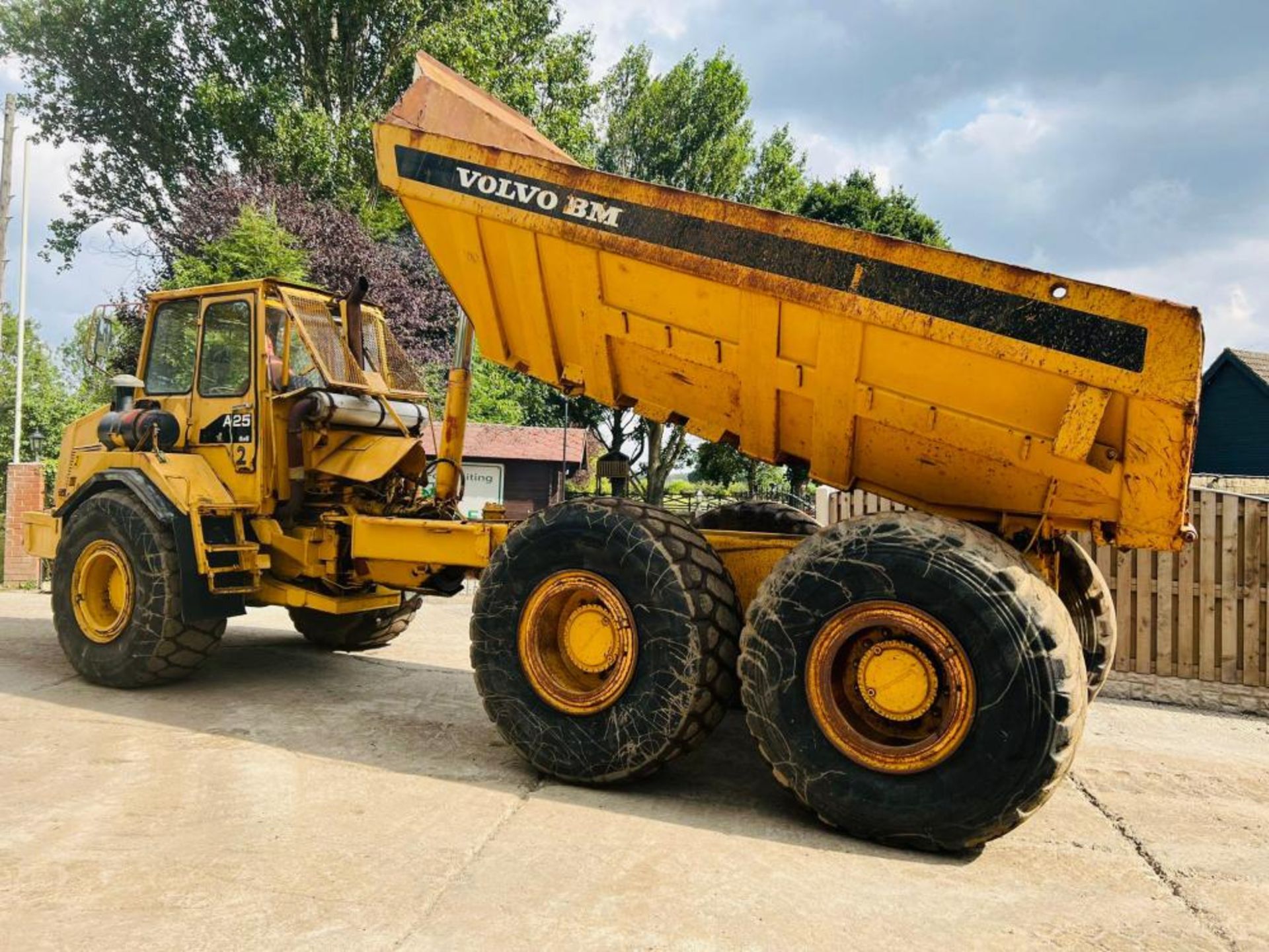 VOLVO BM A25 6X6 ARTICULATED DUMP TRUCK C/W HYDRAULIC STRAIGHT TIP - Image 11 of 17