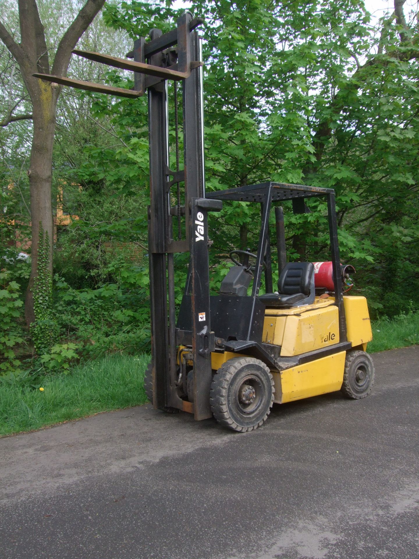 YALE GDP 25 GAS FORKLIFT - 2.5 TONNE CAPACITY - DUPLEX MAST - 13071 RECORDED HOURS - Image 3 of 4